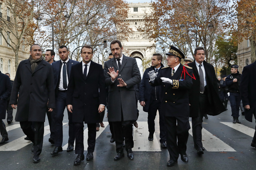 Au lendemain des débordements lors de la mobilisation des gilets jaunes, le président français Emmanuel Macron est allé constaté les dégâts à Paris. 