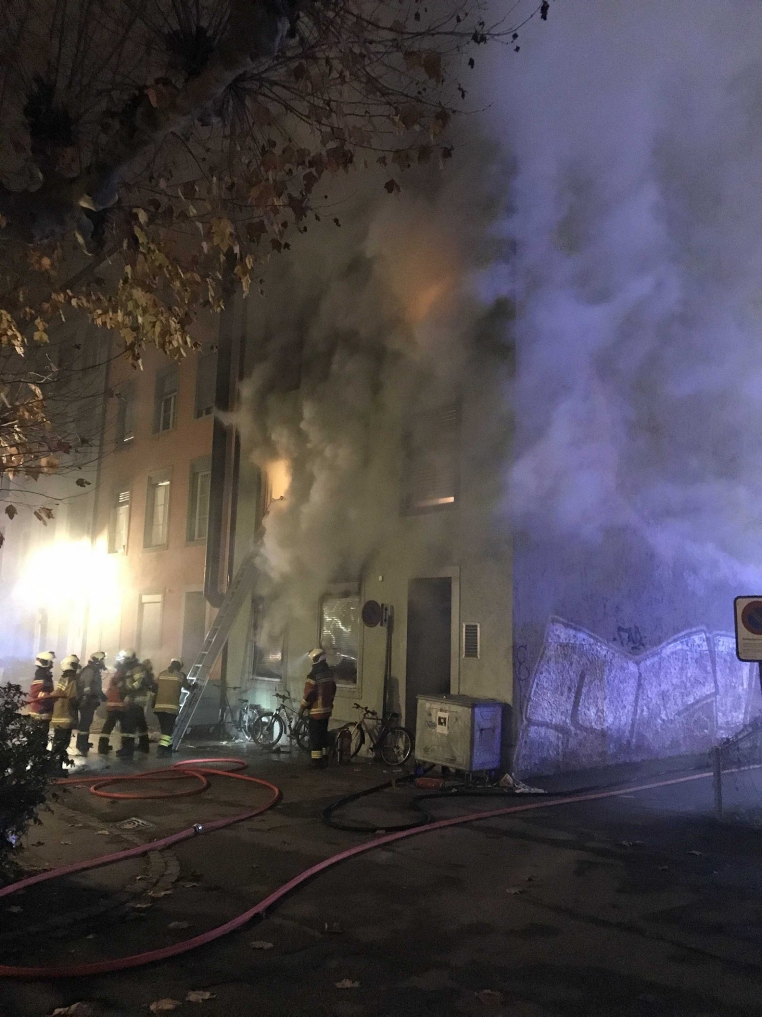 HANDOUT - Loescharbeiten der Feuerwehr nach dem Ausbruch eines Feuers in einem Mehrfamilienhaus in Solothurn am Montag, 26. November 2018. Gemaess Polizeiangaben wurden beim Brand sechs Hausbewohner getoetet, mehrere weitere Personen wurden verletzt. Die Brandursache ist noch unklar. (HANDOUT KANTONSPOLIZEI SOLOTHURN) *** NO SALES, DARF NUR MIT VOLLSTAENDIGER QUELLENANGABE VERWENDET WERDEN *** SCHWEIZ SOLOTHURN BRAND
