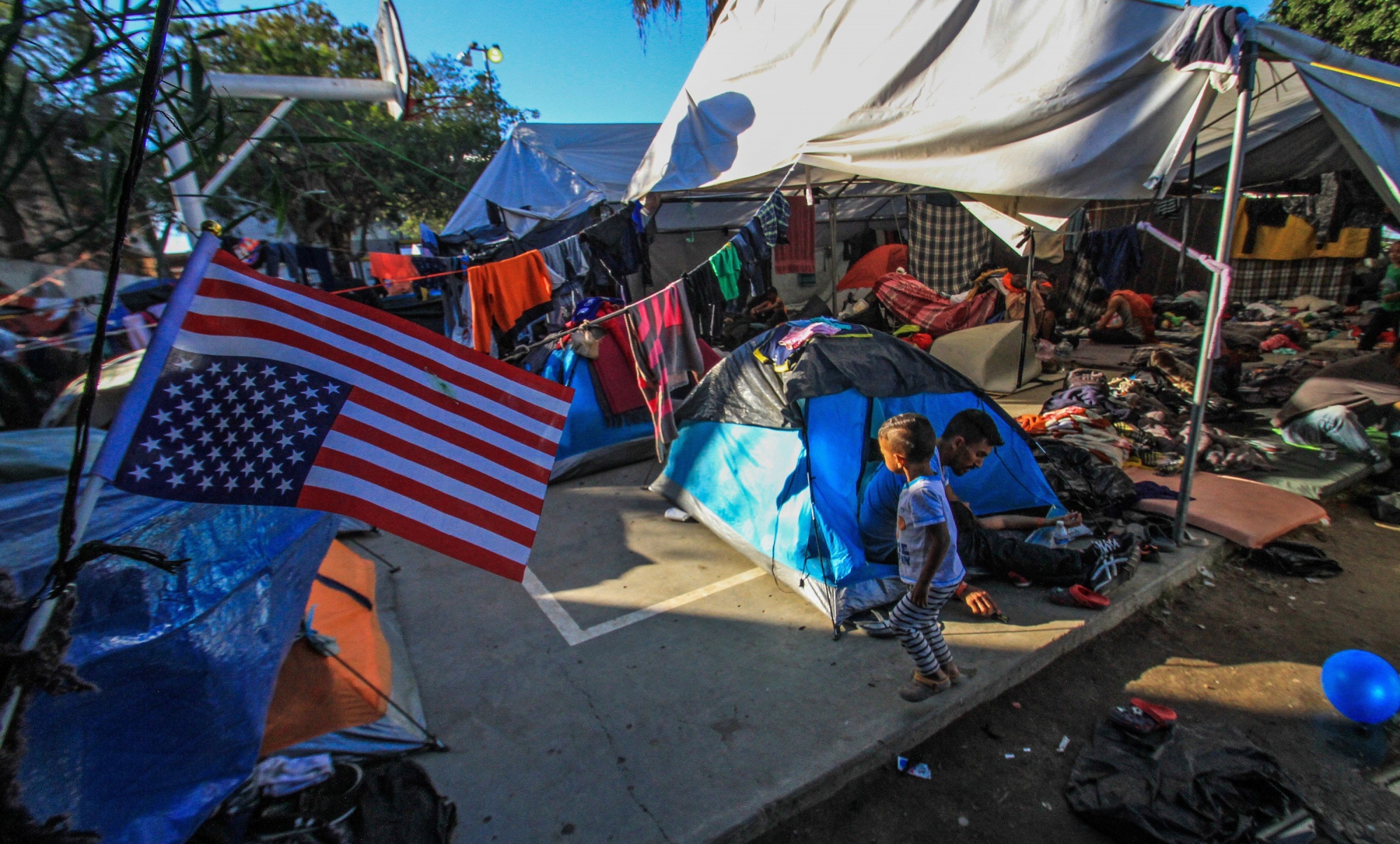 epa07192111 Members of the Central American migrant caravan remain in a shelter in the city of Tijuana, in Baja California, Mexico, 26 November 2018.  EPA/JOEBETH TERRIQUEZ MEXICO MIGRATION CENTRAL AMERICAN CARAVAN