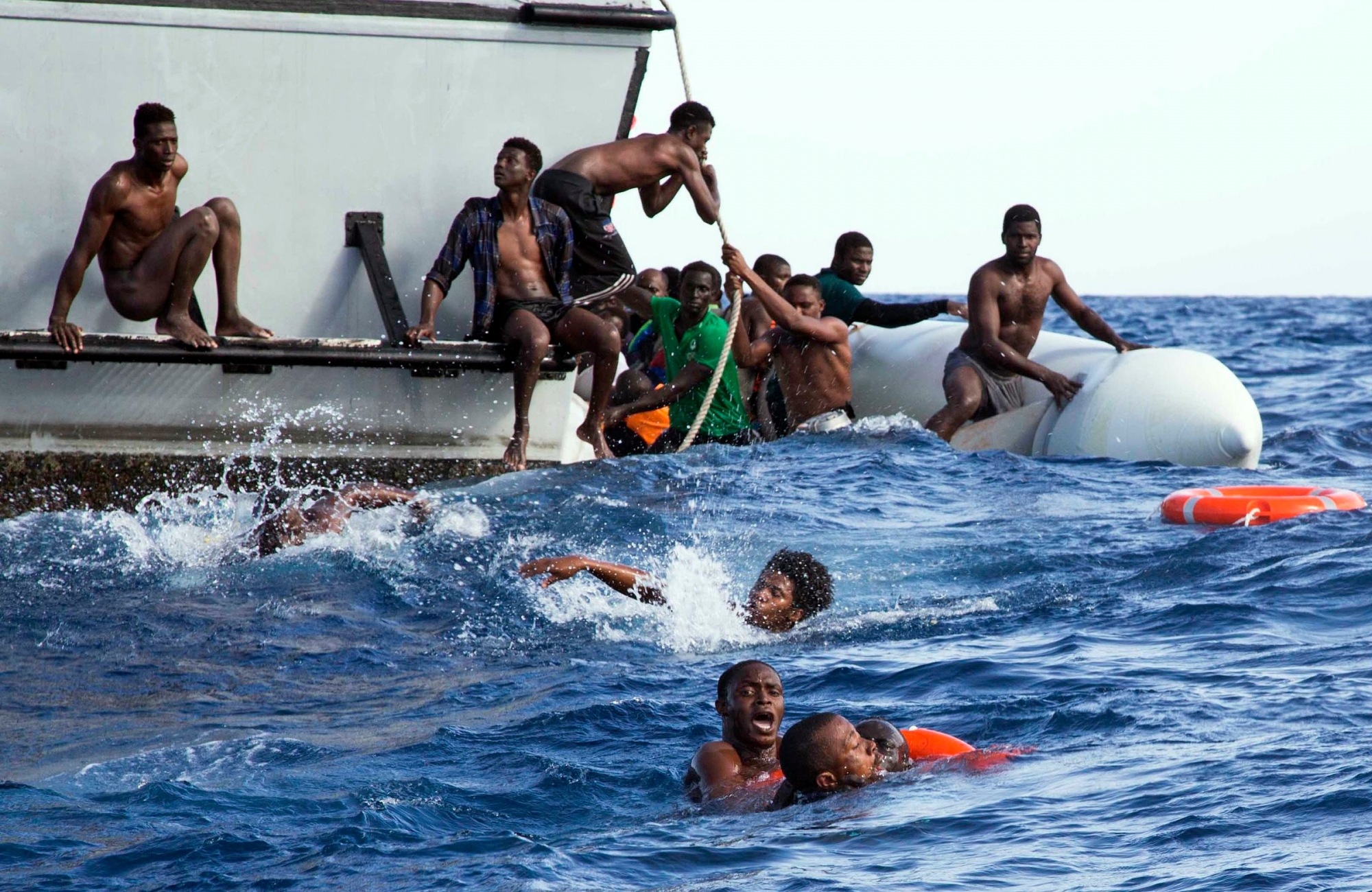 ARCHIV -- ZUM TAGESGESCHAEFT DER WINTERSESSION, AM DONNERSTAG, 29. NOVEMBER 2018, STELLEN WIR IHNEN FOLGENDES THEMENBILD ZUR VERFUEGUNG -- Migrants from a sinking inflatable dinghy try to get on a Libyan coast guard boat during a rescue operation at sea, on Monday, Nov. 6, 2017. Five migrants have died as a German nonprofit organization, Sea-Watch, and the Libyan coast guard tried to rescue them from their foundering boat in the Mediterranean, with each side blaming the other for botching the operation. (Lisa Hoffmann/Sea-Watch via AP) SCHWEIZ WINTERSESSION 2018