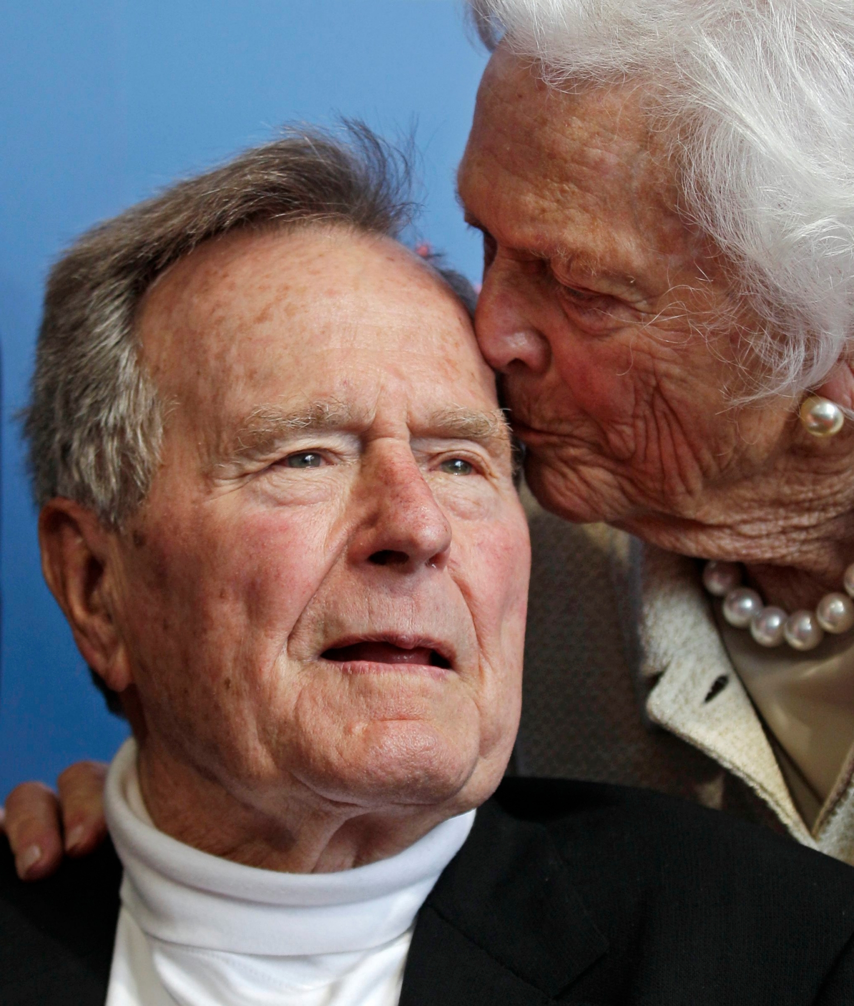 ARCHIV -- ZUM HEUTE VERSTORBENEN EHEMALIGEN US PRAESIDENT GEORGE BUSH,  STELLEN WIR IHNEN FOLGENDES BILDMATERIAL ZUR VERFUEGUNG -- FILE - In a Tuesday, June 12, 2012 file photo, former President George H.W. Bush, and his wife former first lady Barbara Bush, arrive for the premiere of HBO's new documentary on his life near the family compound in Kennebunkport, Maine. Former President Bush has been hospitalized for about a week in Houston for treatment of a lingering cough. Bush&#x2019;s chief of staff, Jean Becker, says the 88-year-old former president is being treated for bronchitis at Houston&#x2019;s Methodist Hospital and is expected to be released by the weekend. He was admitted Friday, Nov. 23, 2012.  (AP Photo/Charles Krupa, File) USA POLITIK GEORGE BUSH