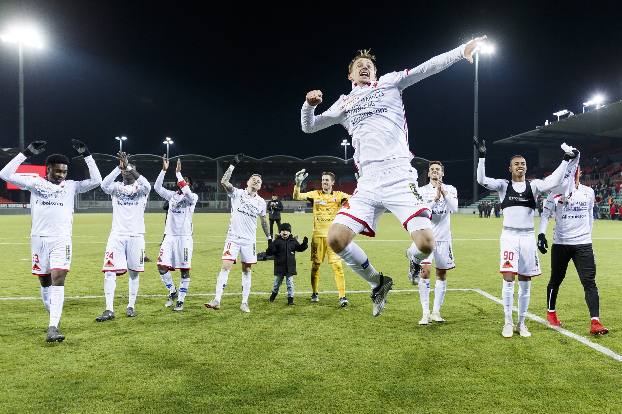 André Neitzke saute de joie pendant que ses coéquipiers saluent les supporteurs du gradin nord après la victoire du FC Sion face à Lucerne