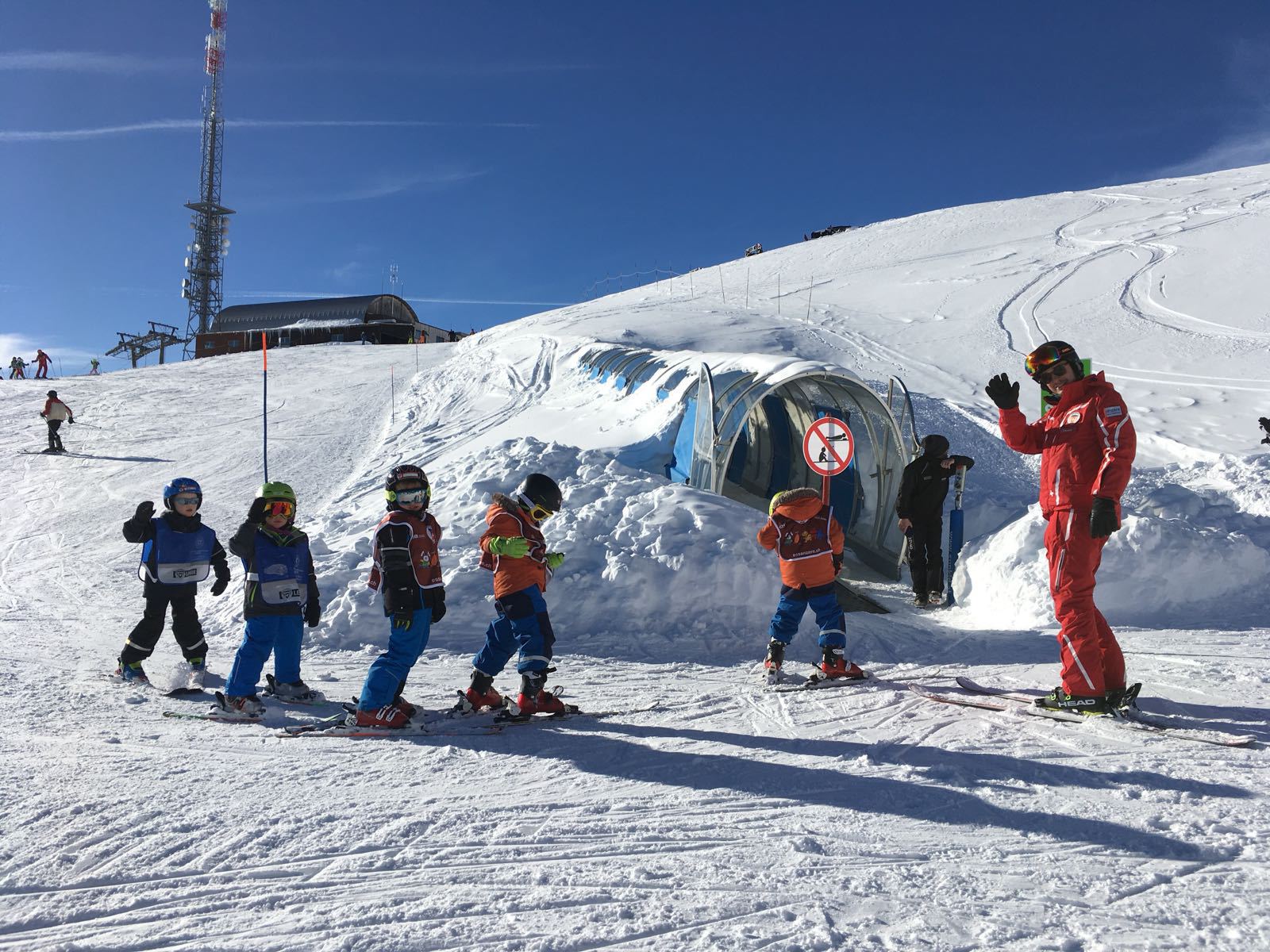 Les tapis roulants évitent d’être dégoûté d’emblée comme cela arrivait parfois avec les petits «tire-fesses» moins faciles à apprivoiser. Ecole suisse de ski d’Anzère