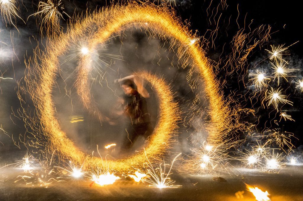 Le spectacle de feu, un moment magique sur la place des Remparts ce samedi à Saillon, dans le cadre de la troisième Fête du feu.