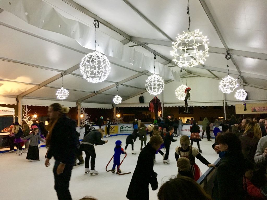 Le 31 octobre, lors de la soirée inaugurale sur le thème d’Halloween, petits et grands jouaient des coudes sur la patinoire couverte installée sur la place de l’école de Troistorrents.