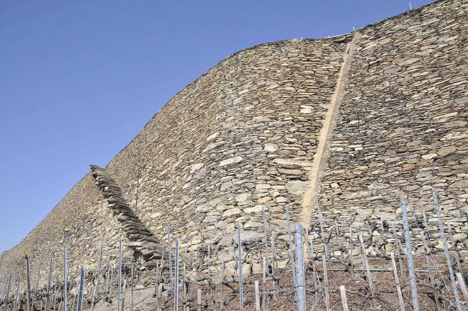 Incontournables du patrimoine viticole du Valais, les murs en pierres sèches, ou plus précisément l'art de leur construction, font désormais partie du patrimoine immatériel de l'UNESCO.