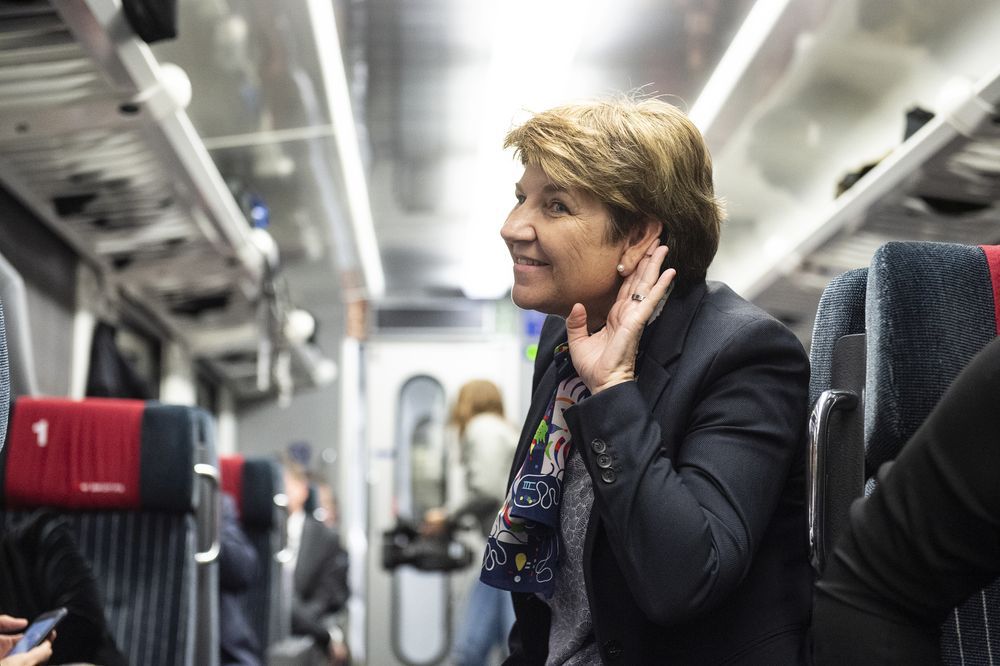 Dans le train qui emmène le parlement fédéral en Valais pour fêter Jean-René Fournier, Viola Amherd s'offre un rare moment de détente avant de filer à l'anglaise.