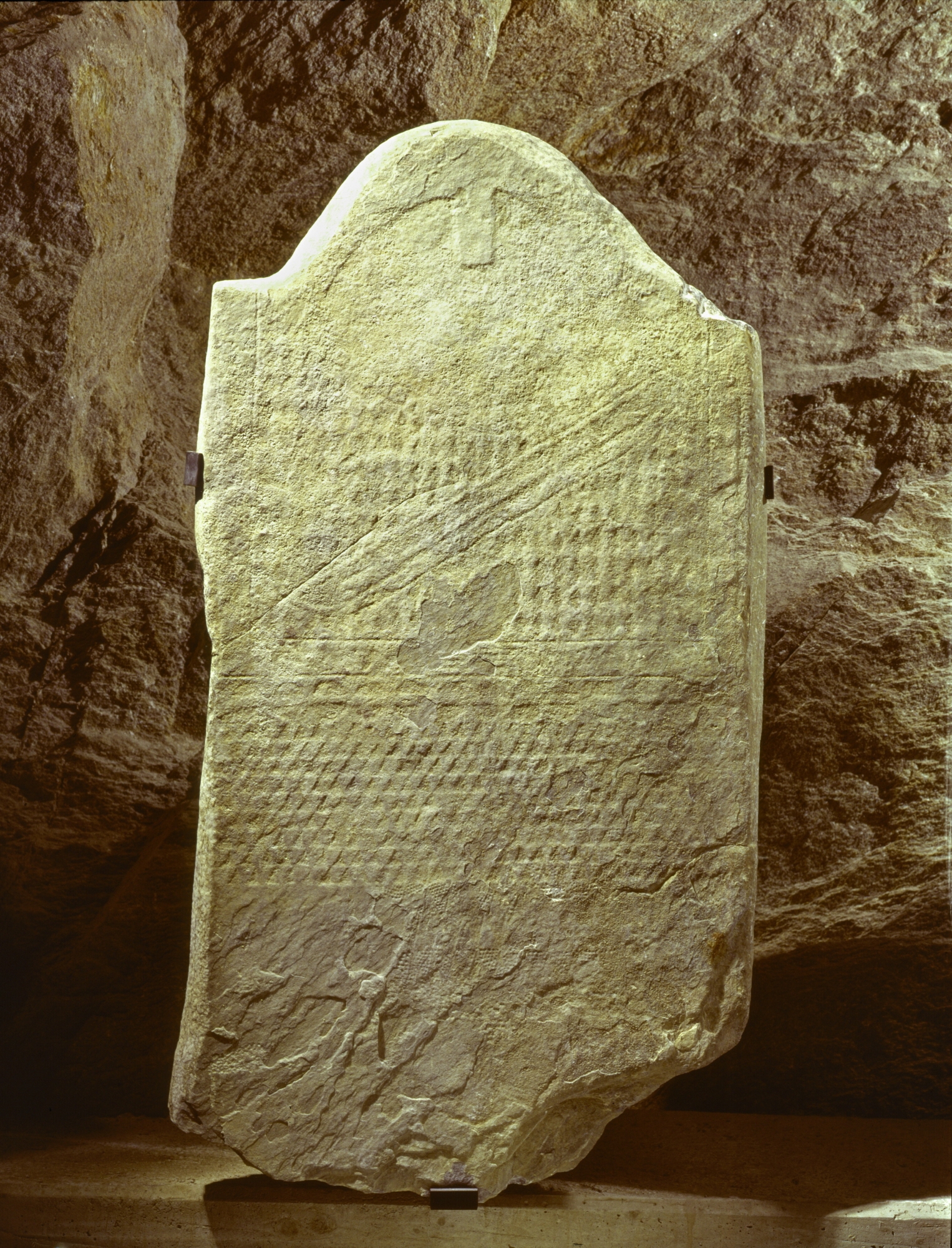 Une des stèles découvertes au Petit-Chasseur et exposée autrefois dans le musée d'archéologie.