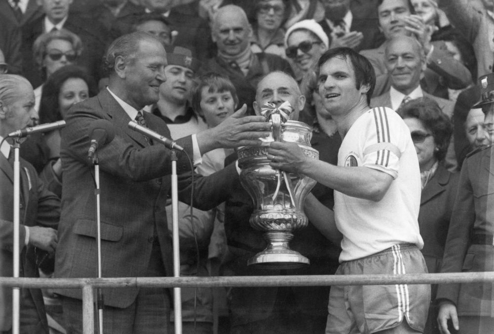 Fernand Luisier, capitaine du FC Sion, recevant la coupe suisse des mains du conseiller fédéral Willy Ritschard en 1974.