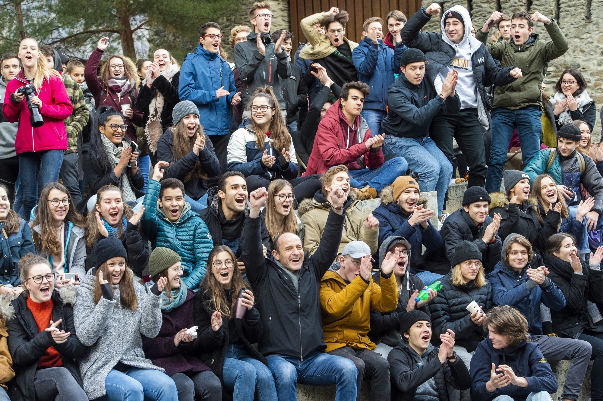 A l'extérieur du collège Spiritus Sanctus de Brigue, des centaines de paires de gants ont applaudi l'élection de Viola Amherd, projetée sur grand écran.