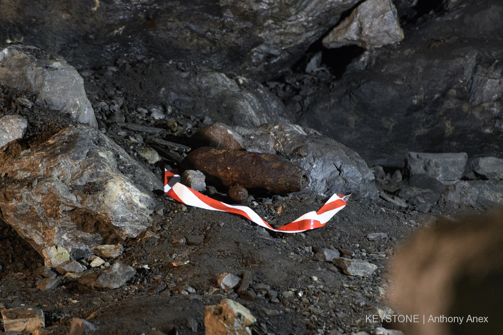 Des milliers de tonnes d'explosifs instables sont encore entreposés dans la montagne.