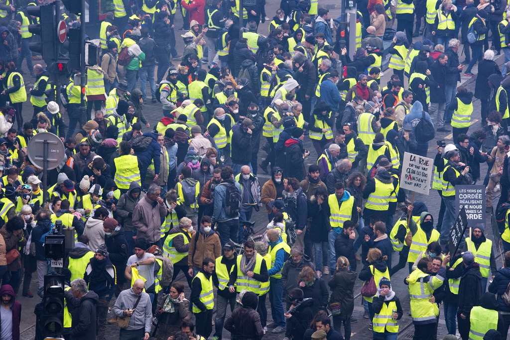 Selon The Times, plusieurs centaines de comptes liés à la Russie ont cherché, via les réseaux sociaux, à amplifier les manifestations des Gilets jaunes. Le Kremlin a démenti toute ingérence lundi. 