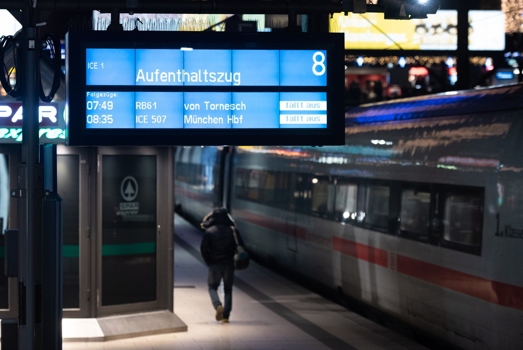 La grève des cheminots de la compagnie Deutsche Bahn a paralysé le trafic ferroviaire allemand une bonne partie de la matinée, lundi. 