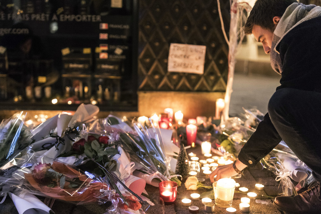 La fusillade survenue mardi soir à Strasbourg a fait deux morts. L'auteur présumé de cette attaque est toujours en cavale. 