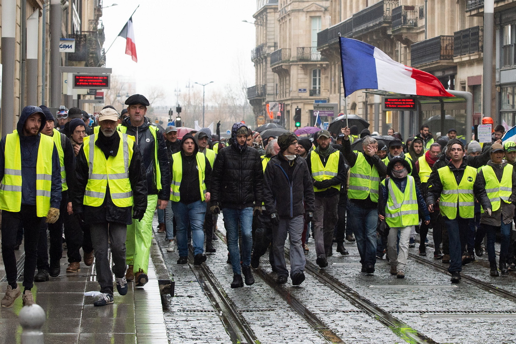 Les mesures d'urgence du gouvernement français entendent répondre à la crise des "gilets jaunes".