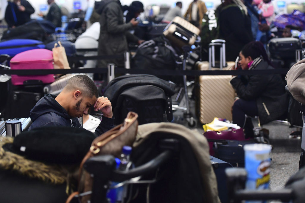 Tous les vols ont été annulés jeudi et plusieurs milliers de passagers ont dû patienter.