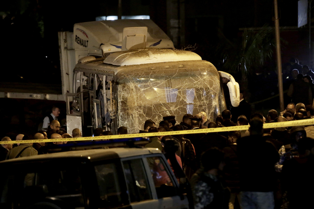 Une bombe artisanale a explosé au passage de leur bus près du site des pyramides de Guizeh au Caire.