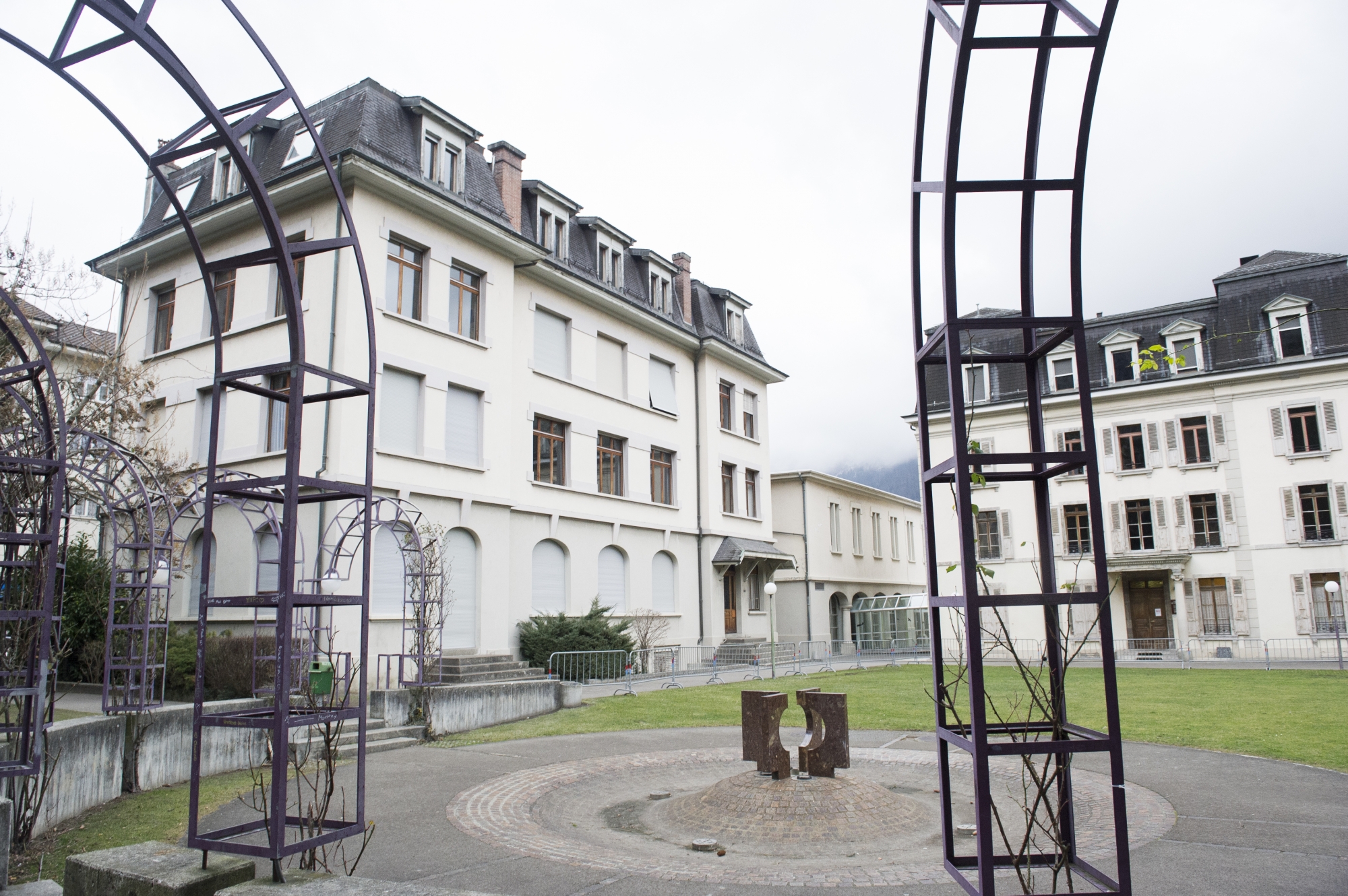 Le Conseil général a accepté un crédit complémentaire pour la rénovation de la villa de la Tuilerie (bâtiment sur la droite). 