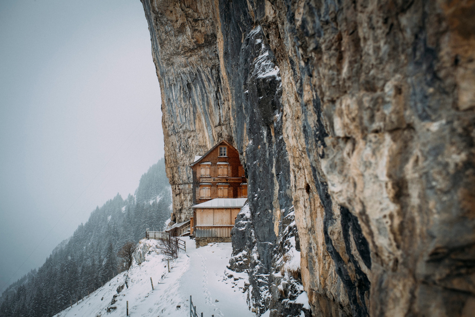 Blick auf das weltberuehmte Berggasthaus Aescher bei wenig Schnee, aufgenommen am Montag, 10. Dezember 2018, in Wasserauen. Gallus Knechtle und Melanie Gmuender der Firma Pfefferbeere uebernehmen im naechsten Jahr die Bewirtung, wie heute an einer Medienkonferenz bekannt gegeben wurde. Ueber den Winter bleibt das Gasthaus geschlossen. Der Weg ist besonders bei viel Schnee gefaehrlich. (KEYSTONE/Gian Ehrenzeller) SCHWEIZ WASSERAUEN GASTHAUS AESCHER