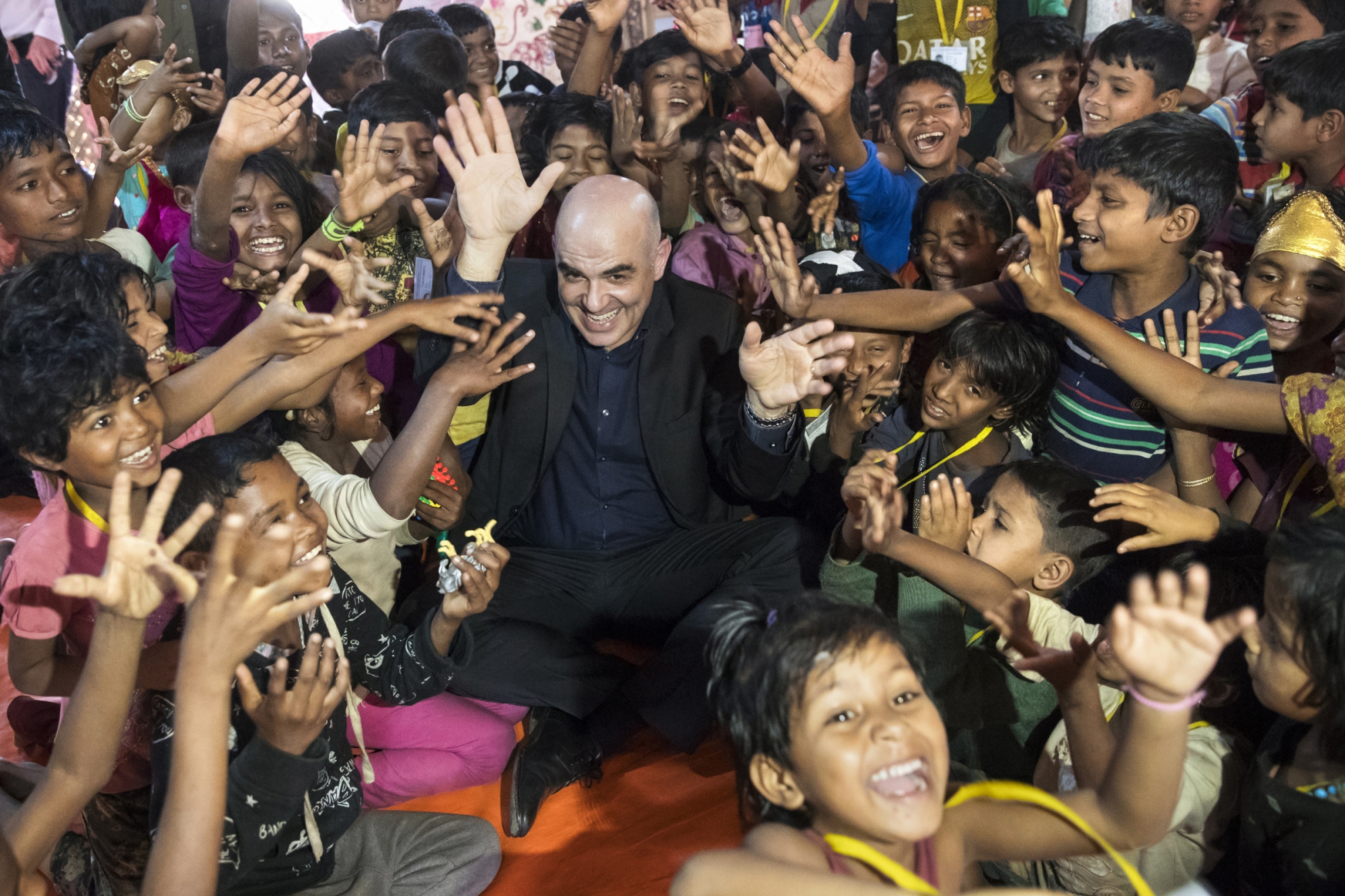 BILDPAKET -- ZUM JAHRESRUECKBLICK 2018 NATIONAL, STELLEN WIR IHNEN HEUTE FOLGENDES BILDMATERIAL ZUR VERFUEGUNG -- Swiss Federal President Alain Berset is surrounded by children during a visit in the Kutupalong Rohingya refugee camp in Cox's Bazar, Bangladesh, during Berset's four days official visit to Bangladesh, Tuesday, February 6, 2018. (KEYSTONE/Peter Klaunzer) JAHRESRUECKBLICK 2018 - NATIONAL