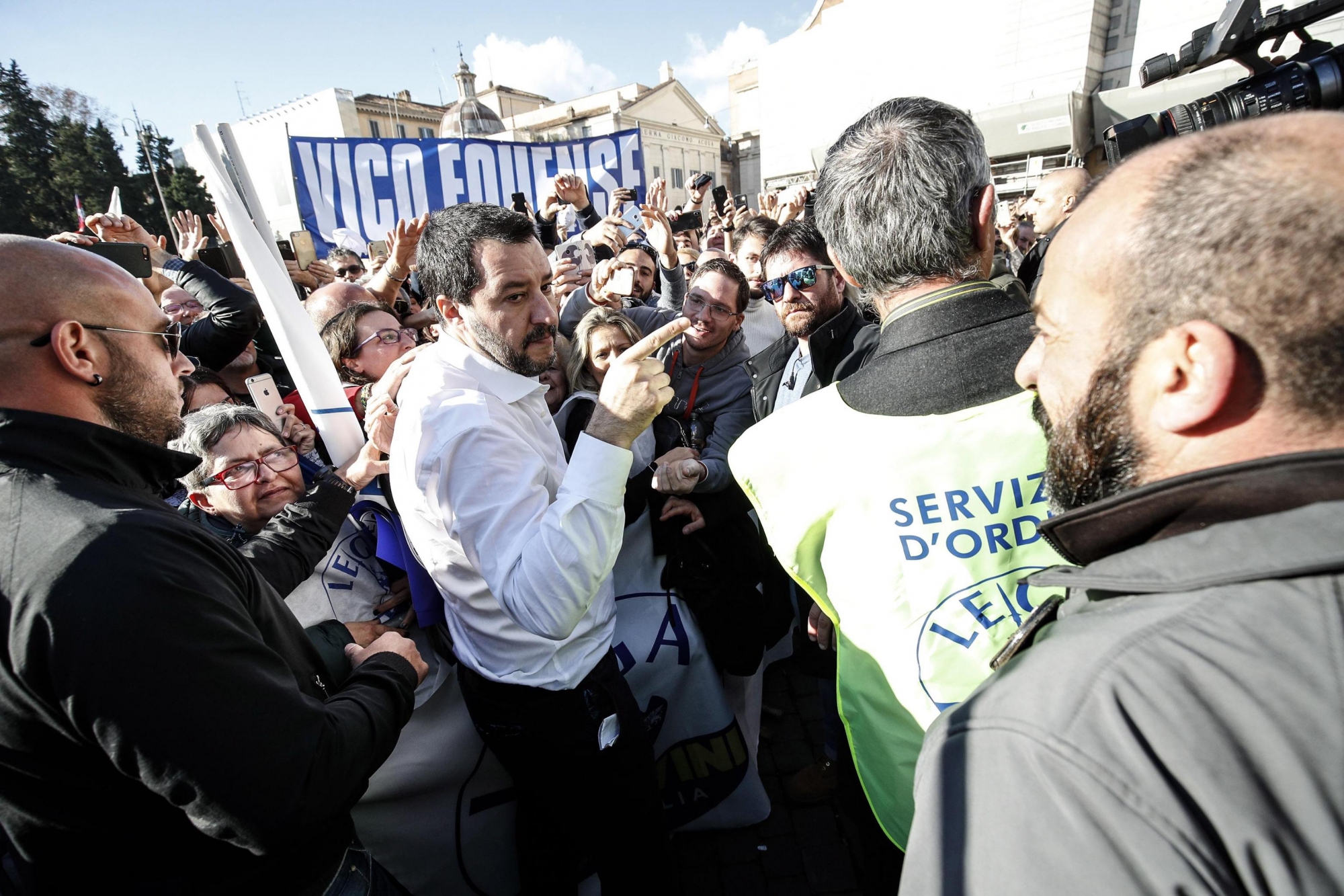 epa07217097 Italian Deputy Premier and Interior Minister Matteo Salvini greets his supporters as he attends a rally staged by the League party in piazza del Popolo, central Rome, Italy, 08 December 2018.  EPA/GIUSEPPE LAMI ITALY POLITICS