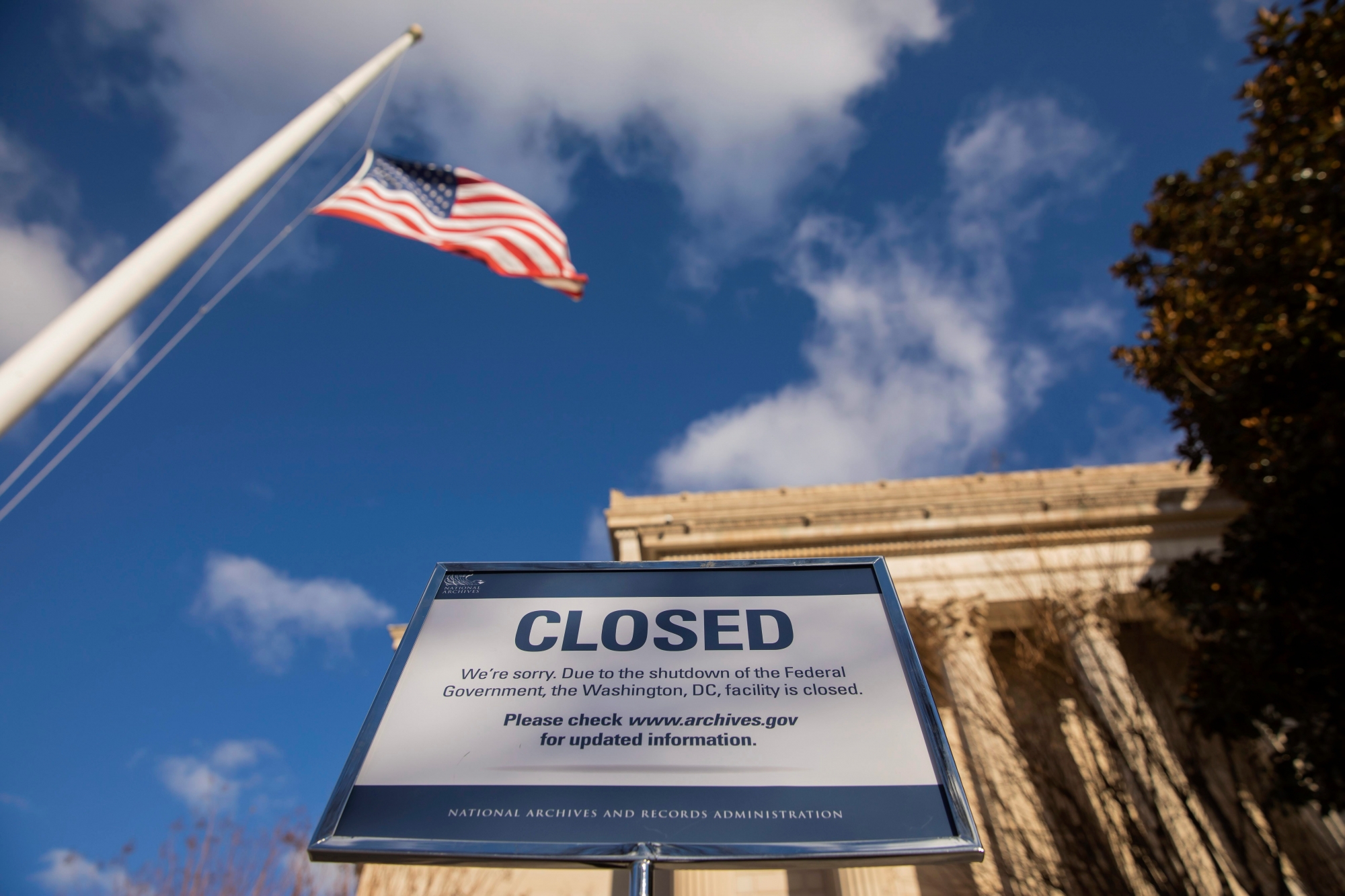 epa07245252 A sign announces the closure of the National Archives building in Washington, DC, USA, 22 December 2018. A partial US government shutdown began at midnight when a funding agreement between Congress and US President Donald J. Trump could not be reached.  EPA/ERIK S. LESSER USA GOVERNMENT SHUTDOWN