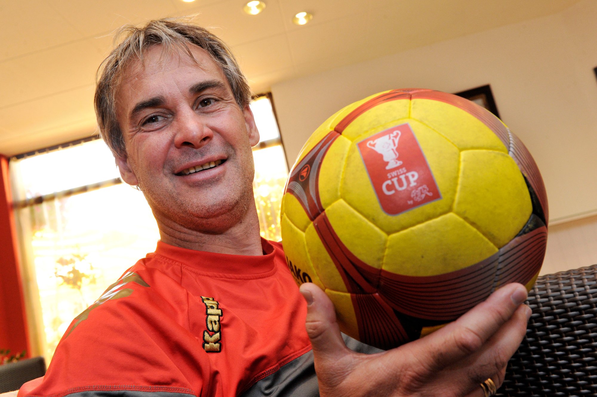 Laurent Roussey présente le ballon utilisé pour la douzième finale de la Coupe de Suisse gagnée par le FC Sion en 2011.