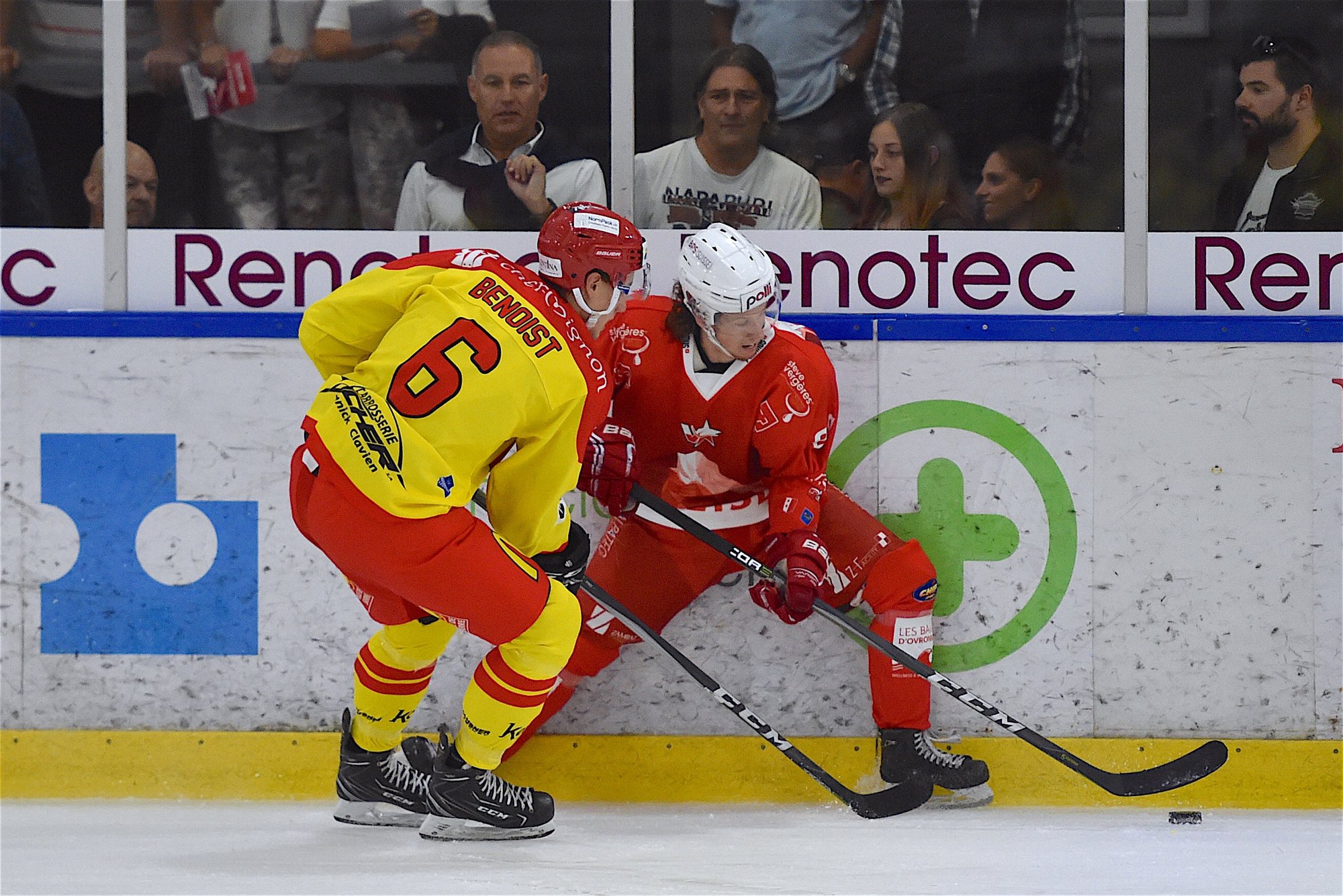 Louis Benoist et Romain Seydoux luttent pour le puck. Sierre et HCV Martigny devraient se battre pour décrocher un ticket en Swiss League.