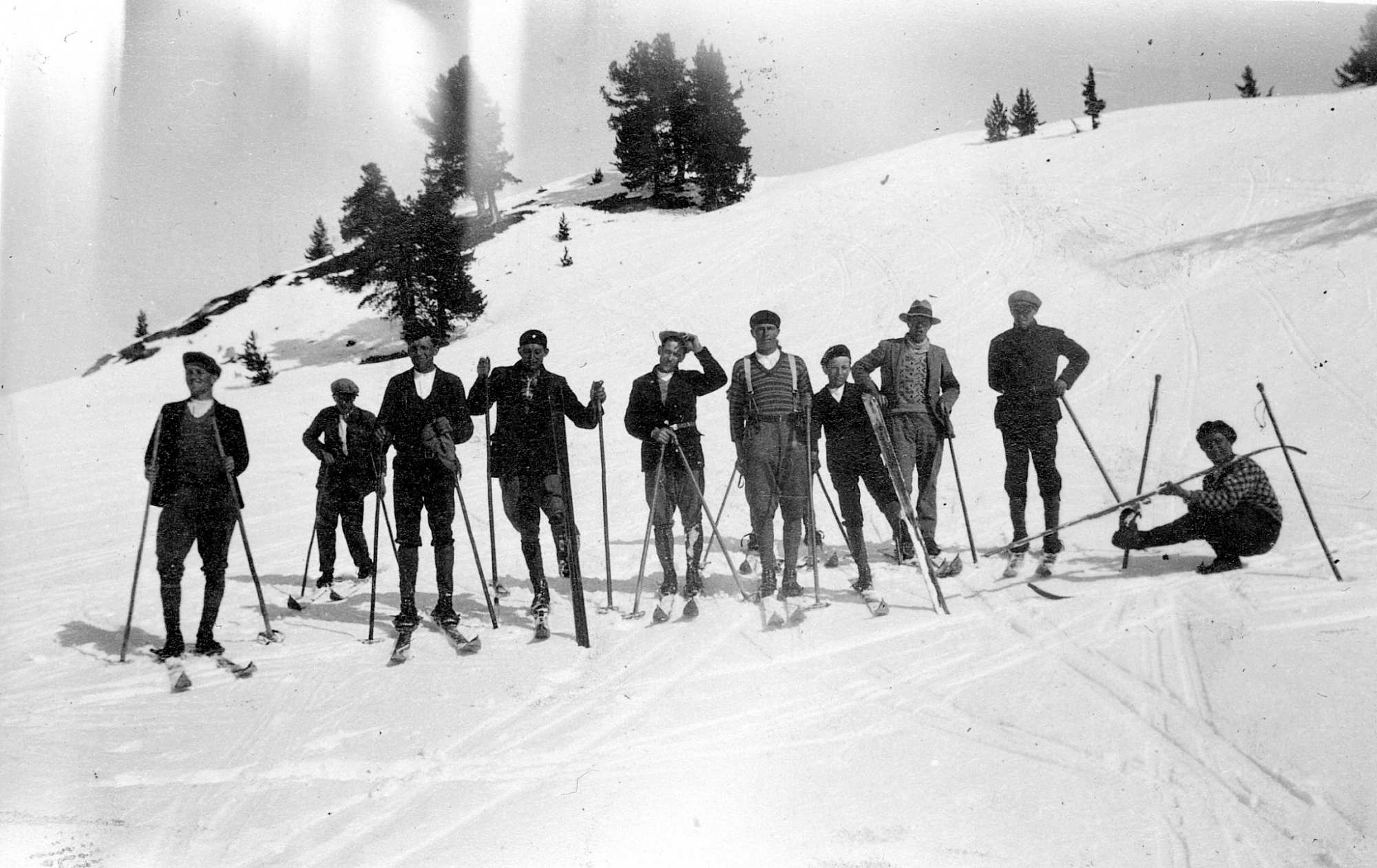 Sortie du ski-club Arpettaz de Nendaz à Tracouet, vers 1930-1935.