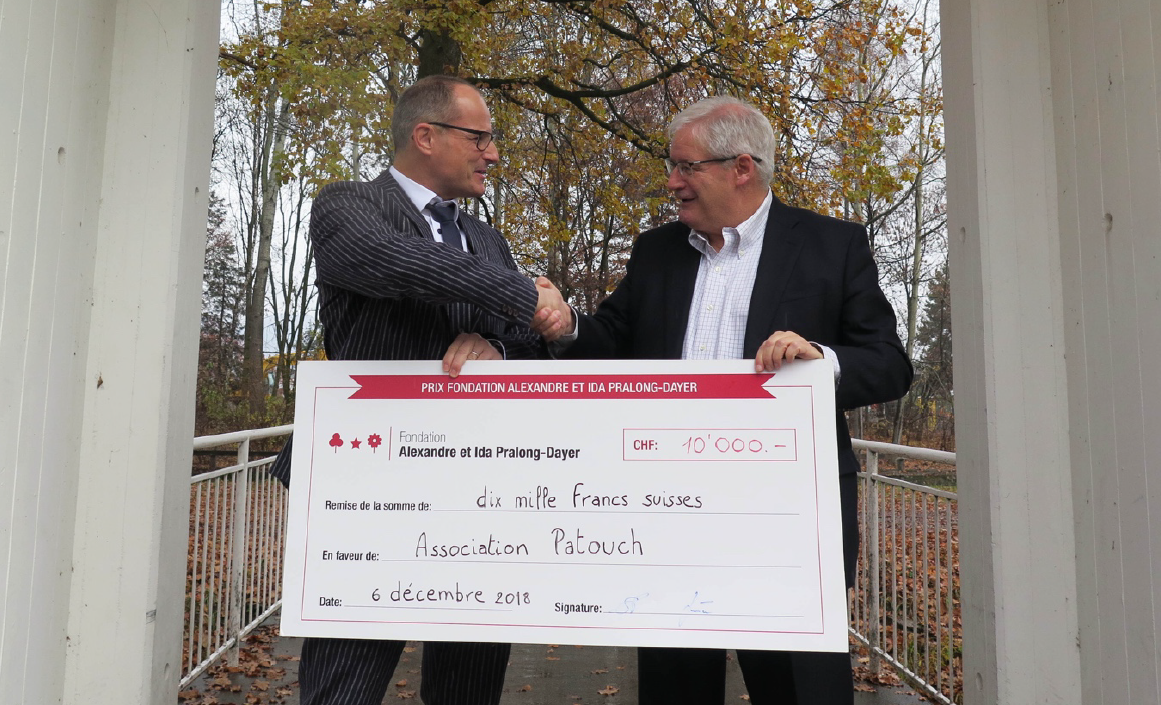Le président de la Fondation Alexandre et Ida Pralong-Dayer, Jean Zermatten (à droite) a remis un chèque de 10 000 francs à Bernard Jacquet.