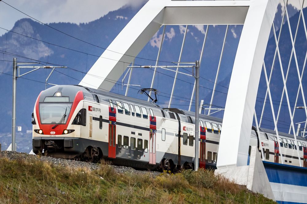 Le premier train CFF, à deux étages, rame duplex, entre en Valais sur le Pont du Rhône, ce dimanche 9 decembre 2018 à Massongex.