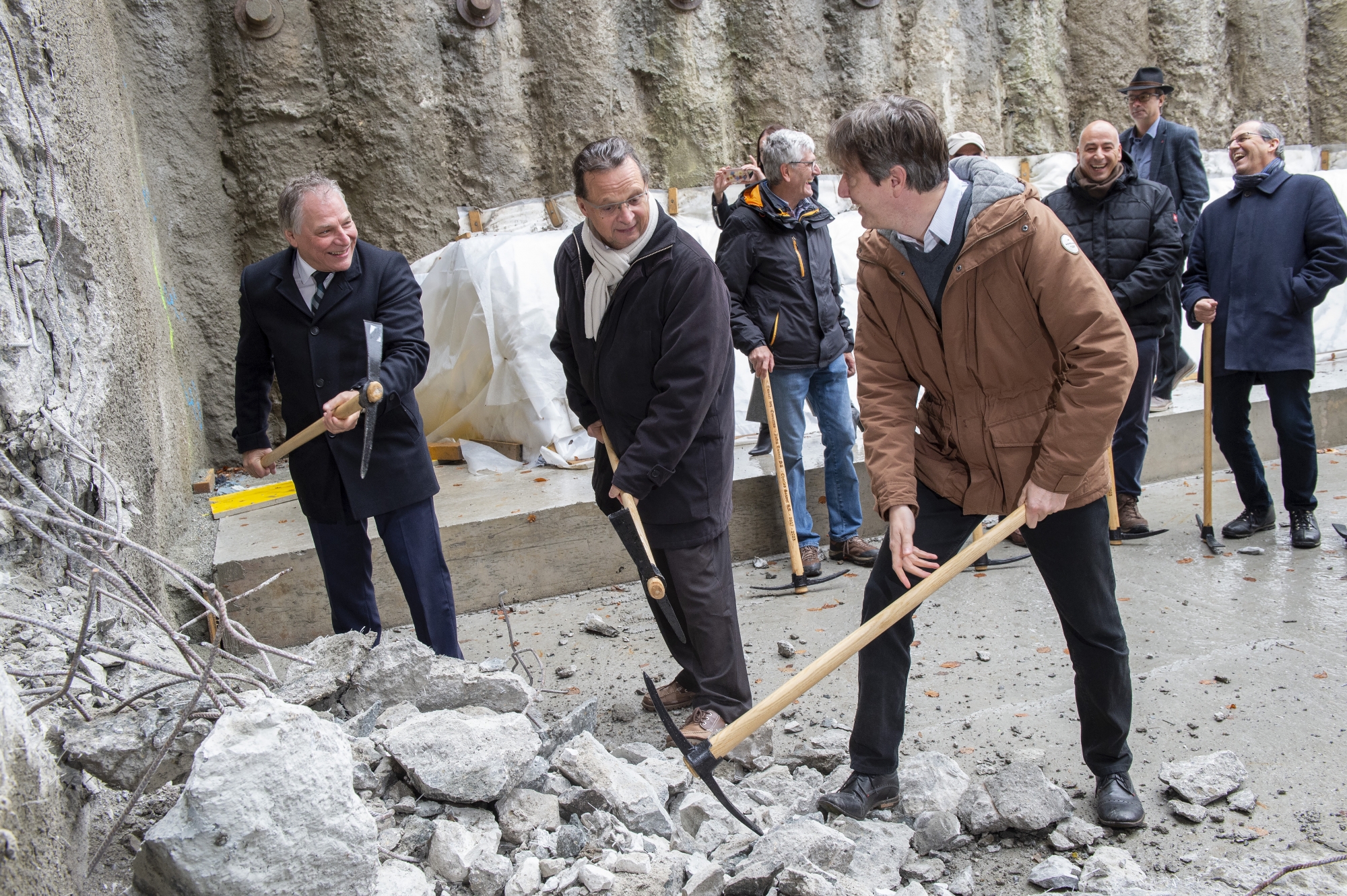 Le conseiller d'Etat Jacques Melly (tout à gauche), le président de Port-Valais Pierre Zoppelletto et le chef du Service de la mobilité Vincent Pellissier étaient présents pour le début du percement du tunnel.