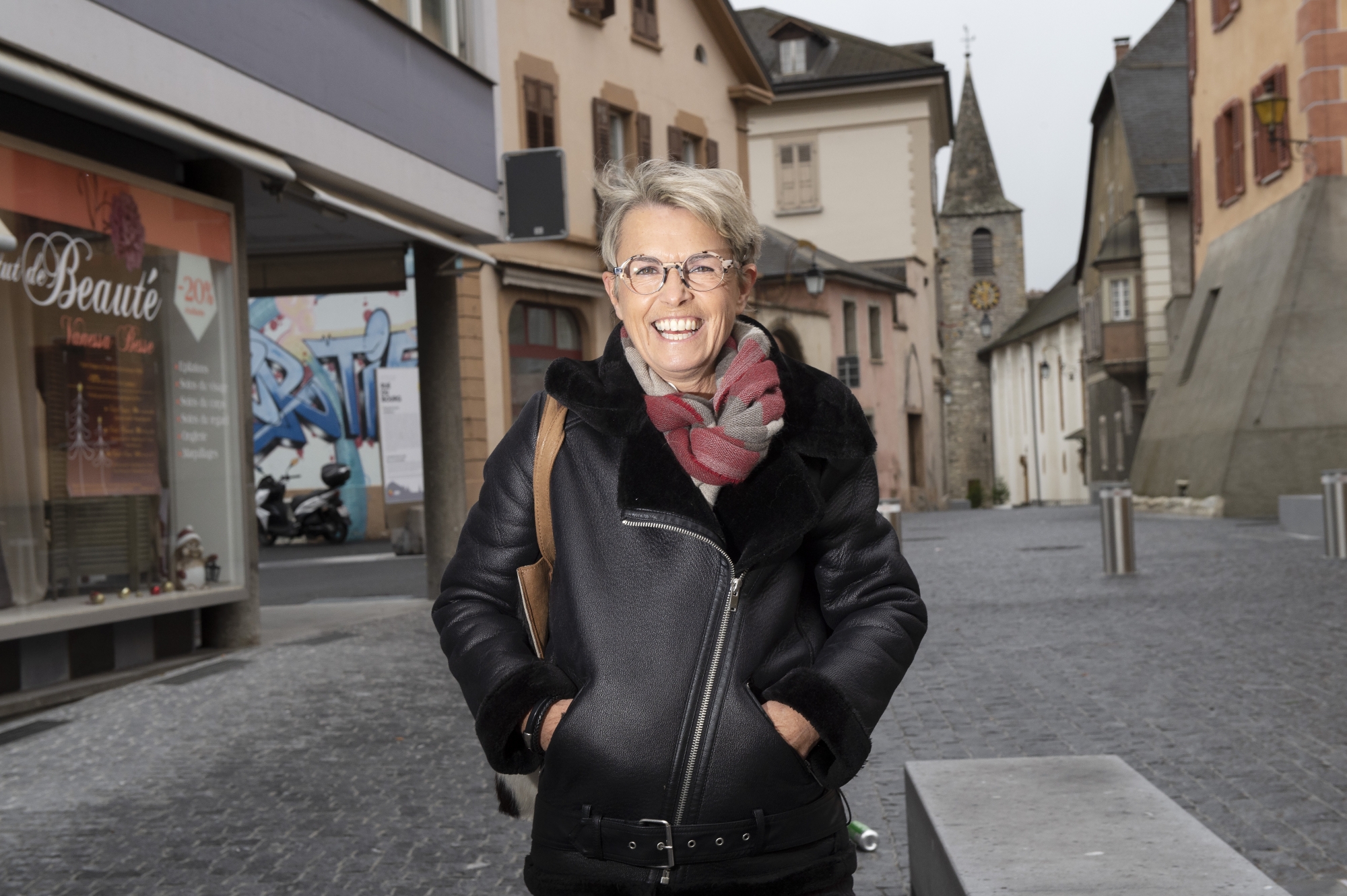 Ursula Valentini se sent à l'aise dans les rues de Sierre, où elle a passé une grande partie de sa vie.