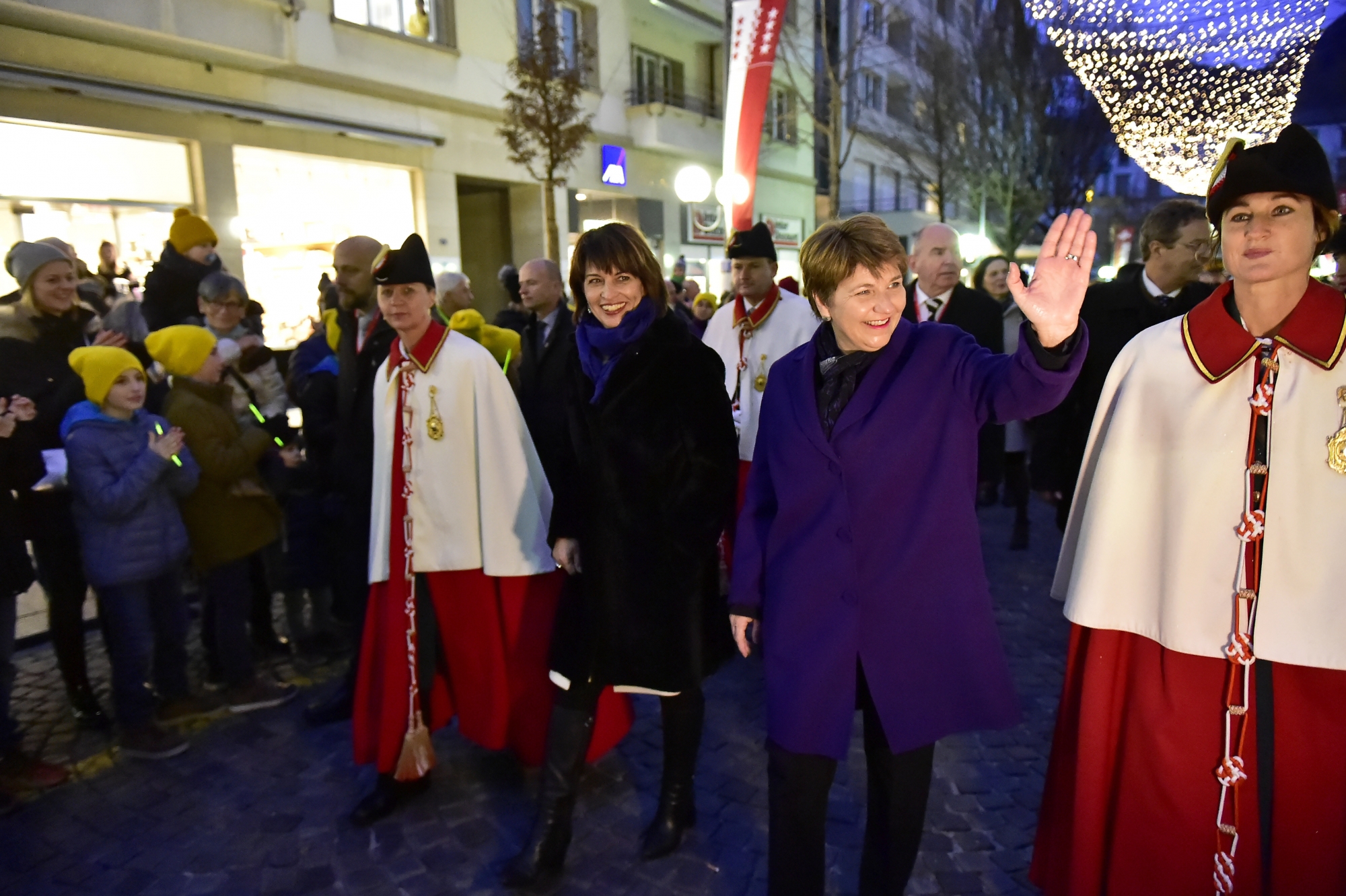 15 000 personnes ont accueilli la nouvelle conseillère fédérale Viola Amherd, accompagnée de Doris Leuthard.