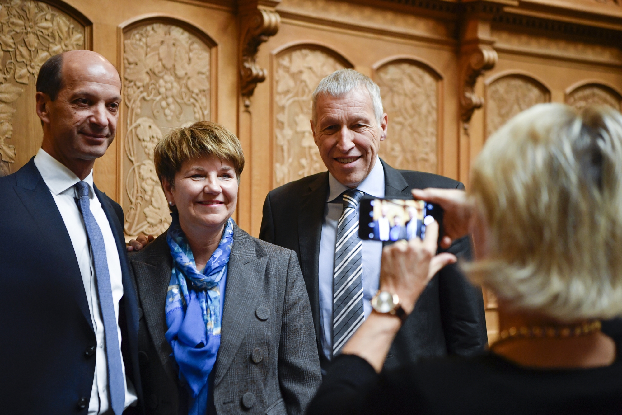 Viola Amherd pose avec le conseiller aux Etats PDC Beat Rieder, qui a œuvré dans les coulisses pour son élection.