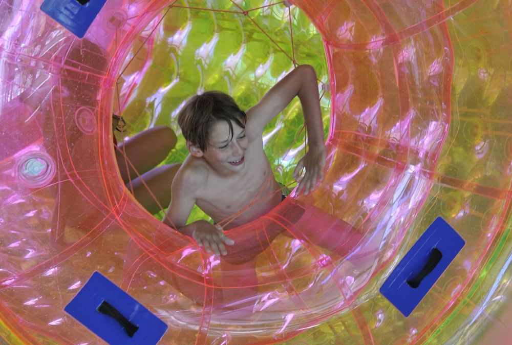 Les enfants apprécient le roll ball à la piscine de La Tzoumaz.