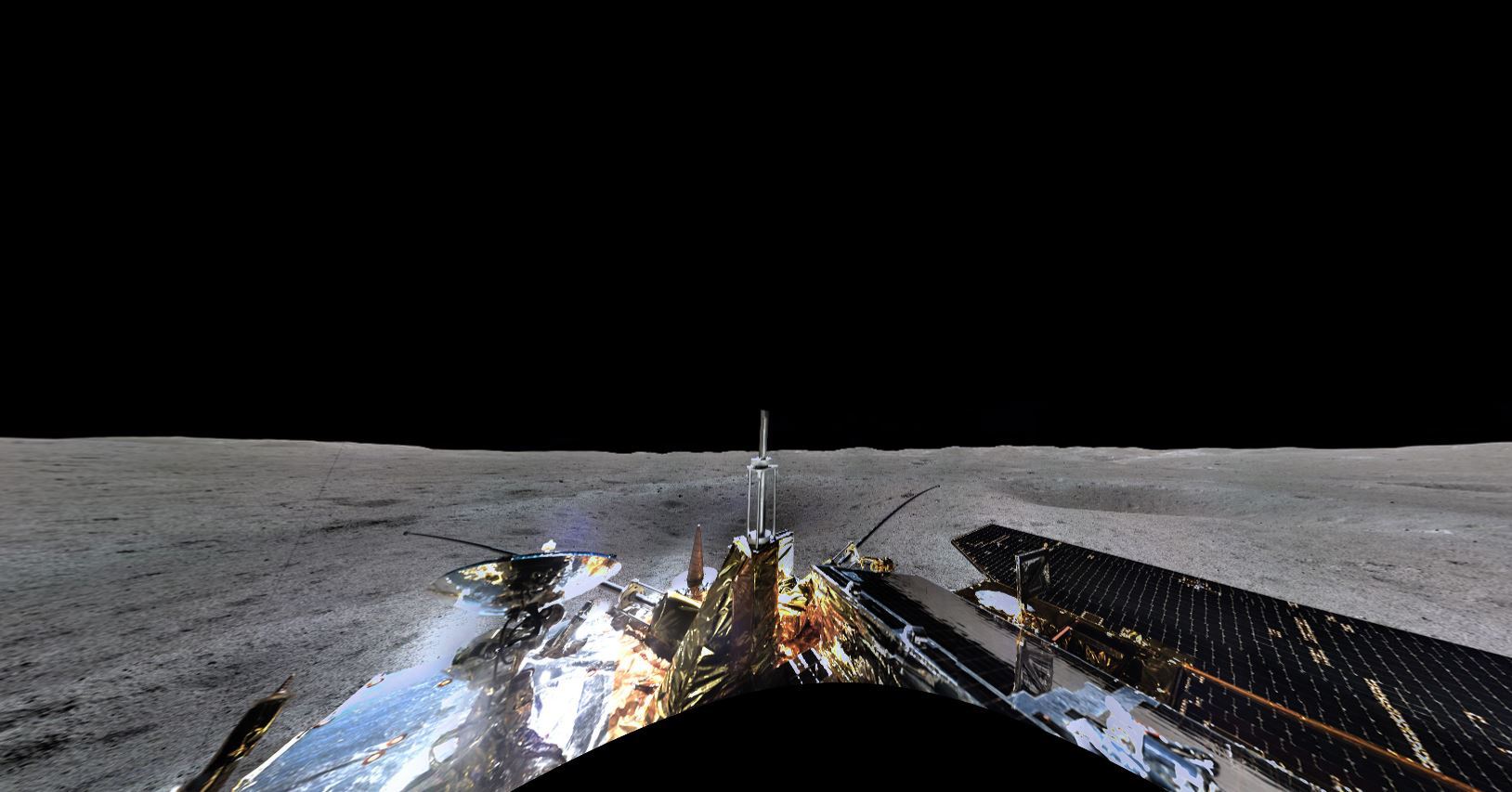 La sonde lunaire chinoise a envoyé depuis la face cachée de la Lune une impressionnante photo panoramique de son lieu d'arrivée.
