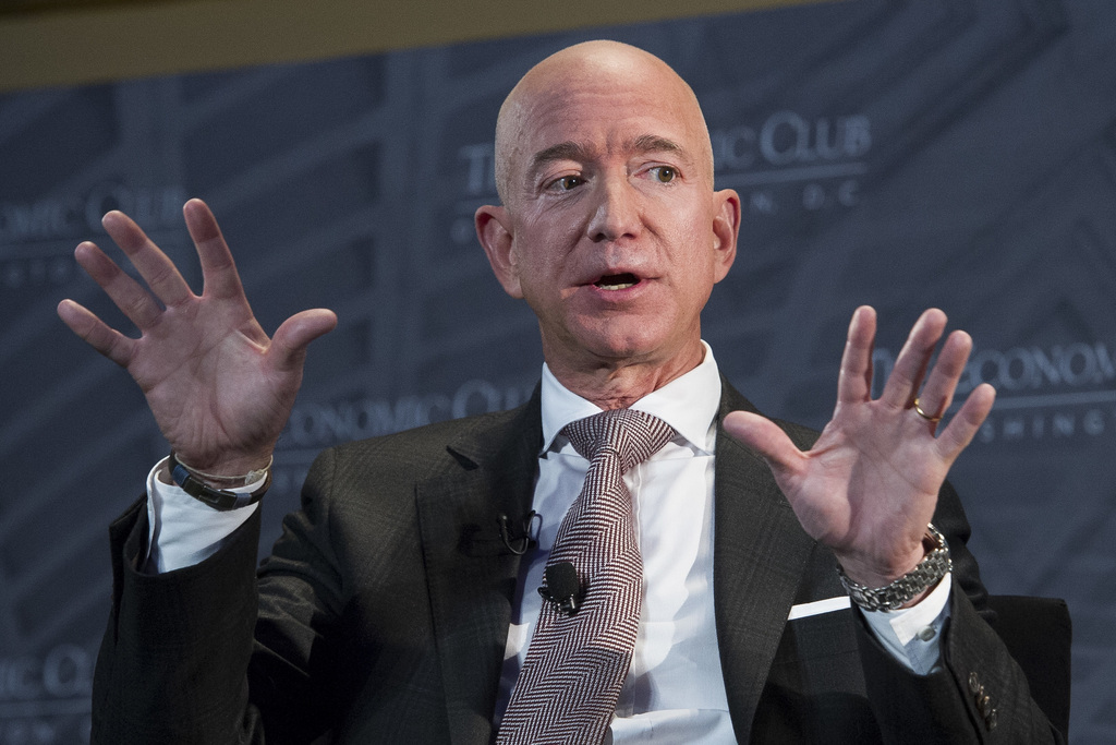 Le fondateur d'Amazon, Jeff Bezos, est devenu l'homme le plus riche au monde. Sa fortune était estimée à 135 milliards de dollars.