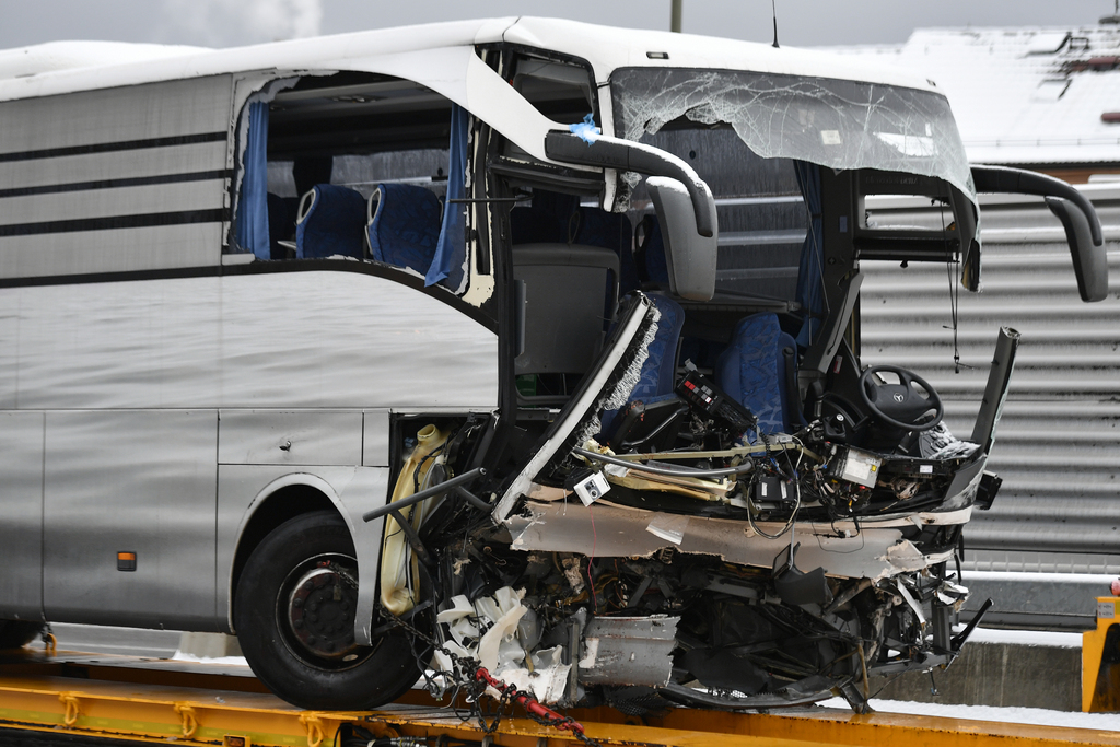 Le car, qui venait de Gênes et devait se rendre à Düsseldorf, avait foncé dans un mur sur une partie d'autoroute inachevée.