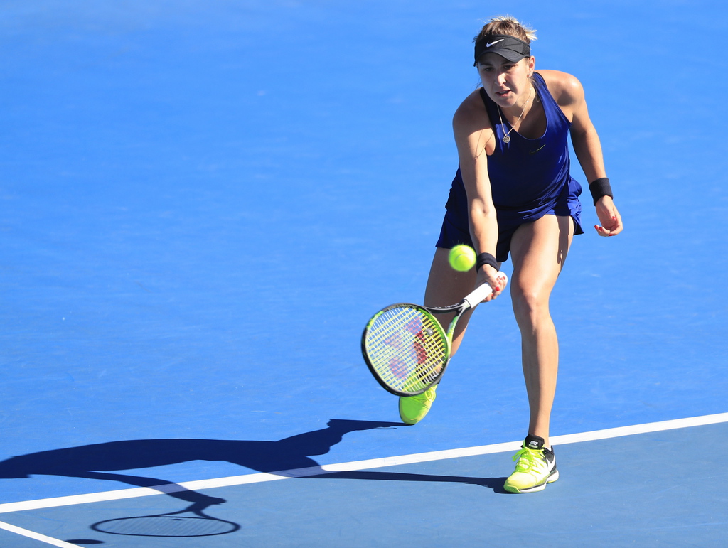 Belinda Bencic en action durant sa demi-finale perdue contre la Slovaque Anna Karolina Schmiedlova au Tournoi de Hobart.