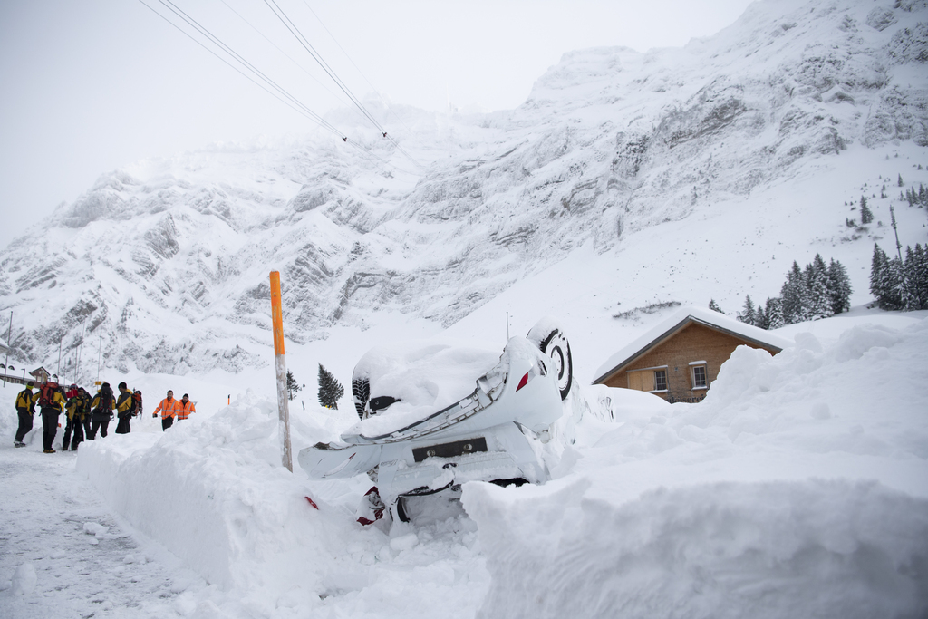 Samedi, des véhicules endommagés ont été évacués et des bâtiments prisonniers de la neige libérés.