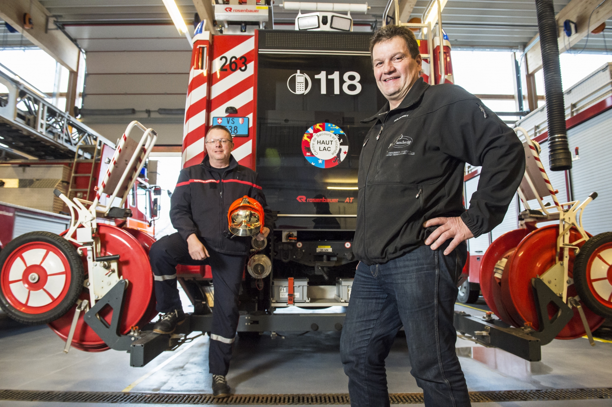 Après trente-cinq ans de service dont dix comme commandant, Stéphane Planchamp (à droite) passe la main à Cédric Grosjean.