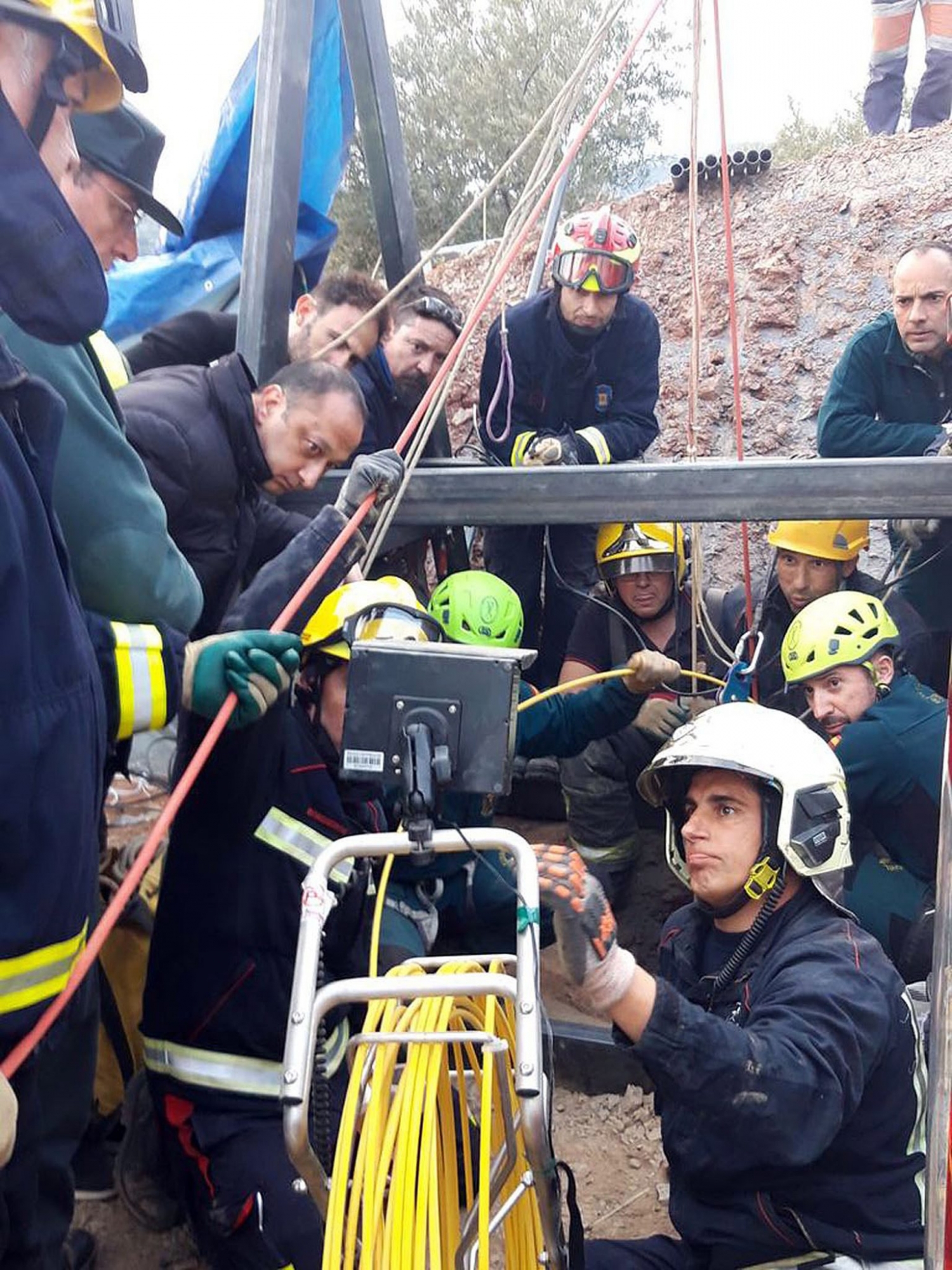 epa07288763 A handout photo made available by the Andalusian Government shows rescue teams working at the borehole where two-year-old boy Julen fell into back on 13 January, in the town of Totalan in Malaga, southeastern Spain, 15 January 2019 (issued 16 January 2019). The rescue experts have decided to open two new holes, a 80-meters-long parallel one and another oblique, to reach the place where Julen is trapped inside the 110-meters-deep well into which he fell. The works are expected to last between 24 and 48 hours.  EPA/ANDALUSIAN GOVERNMENT HANDOUT  HANDOUT EDITORIAL USE ONLY/NO SALES SPAIN ACCIDENTS CHILD FALLS INTO WELL