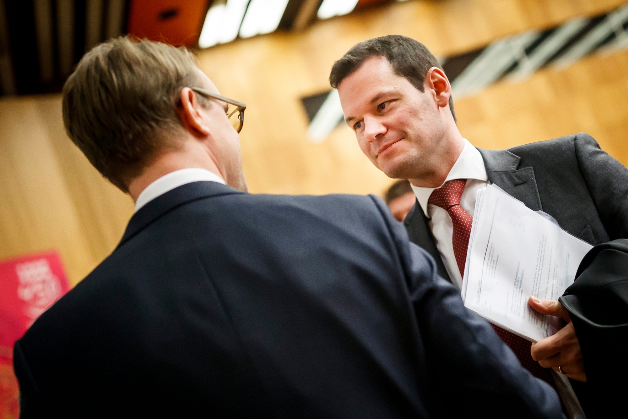 Alexandre de Senarclens, president du PLR genevois (gauche), parle avec le conseiller d'Etat genevois Pierre Maudet (droite), apres l'assemblee generale extraordinaire du PLR Geneve ce mardi 15 janvier 2019 a Geneve. (KEYSTONE/Valentin Flauraud) SUISSE ASSEMBLEE GENERAL PLR GENEVE PIERRE MAUDET