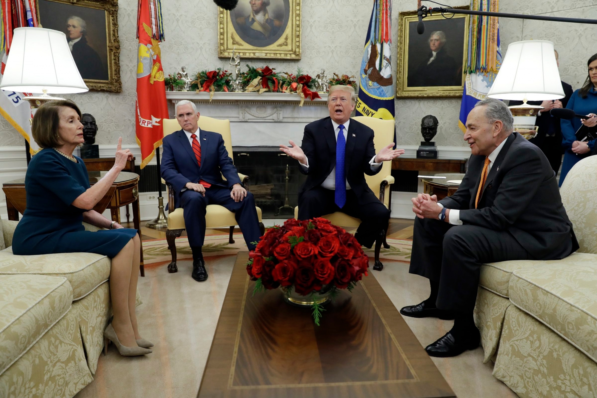 ARCHIV ñ ZUR HALBZEIT DER AMTSZEIT VON DONALD TRUMP LETZTEN SONNTAG, 20. JANUAR 2019, STELLEN WIR IHNEN FOLGENDES BILDMATERIAL ZUR VERFUEGUNG - President Donald Trump and Vice President Mike Pence meet with Senate Minority Leader Chuck Schumer, D-N.Y., and House Minority Leader Nancy Pelosi, D-Calif., in the Oval Office of the White House, Tuesday, Dec. 11, 2018, in Washington. (AP Photo/Evan Vucci) USA DONALD TRUMP HALBZEIT