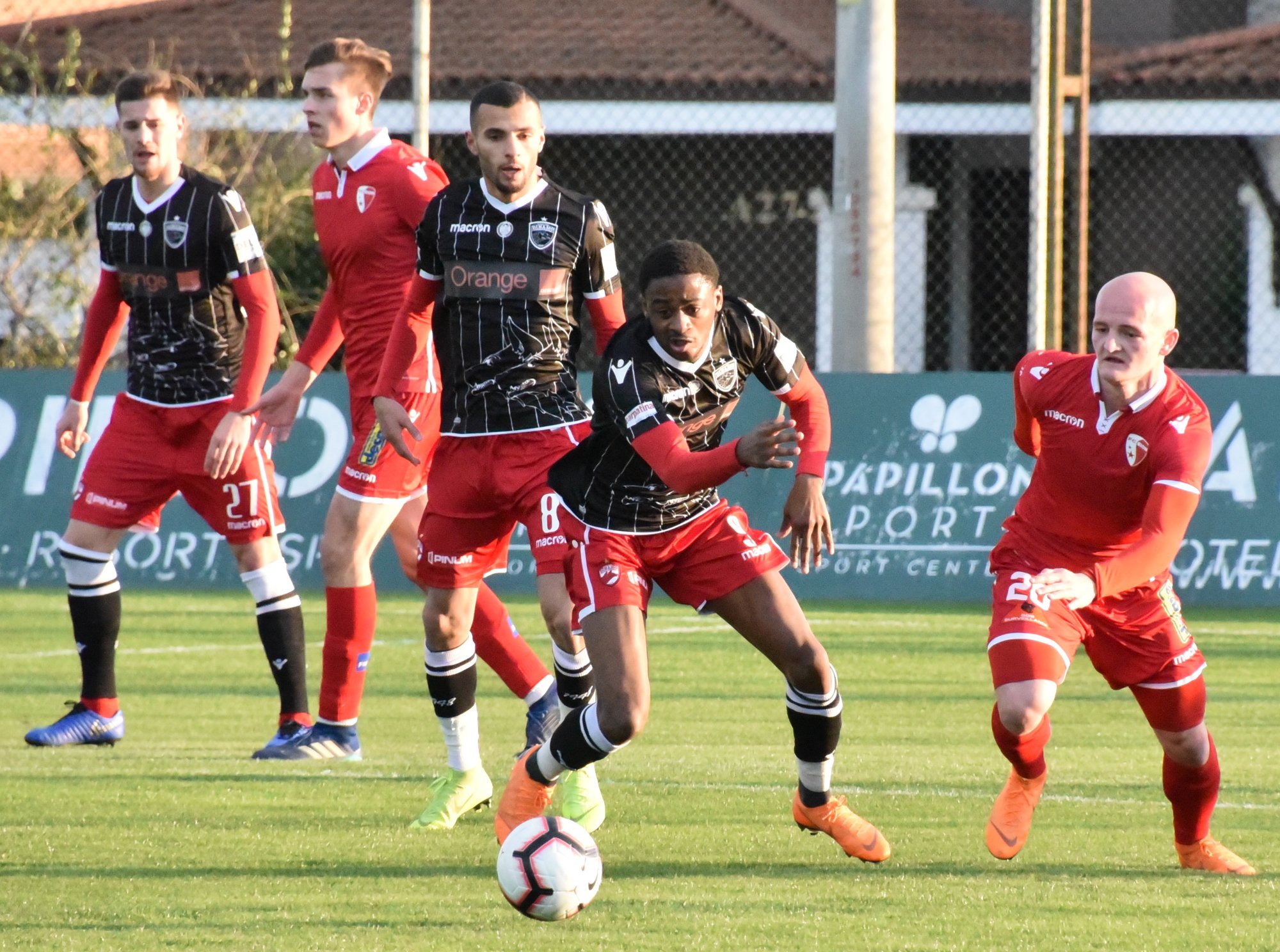 Arian Kabashi, à droite, se montre à son avantage lors du match disputé face au Dinamo Bucarest lors du stage du FC Sion en Turquie.