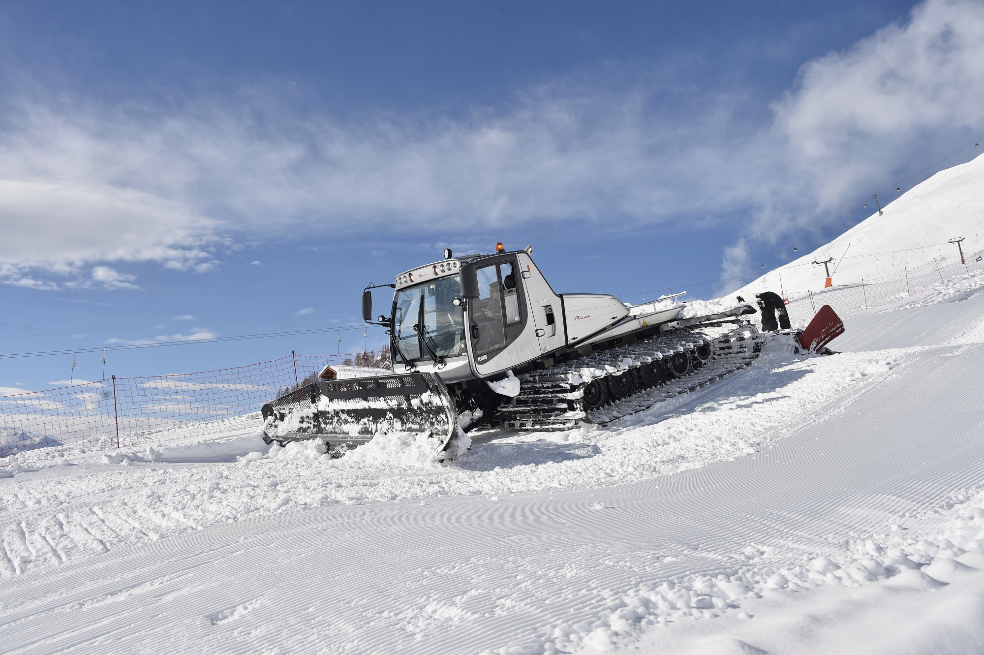 Sur les pistes des stations du canton, tout le monde travaille d'arrache-pied pour proposer une neige de qualité. 
