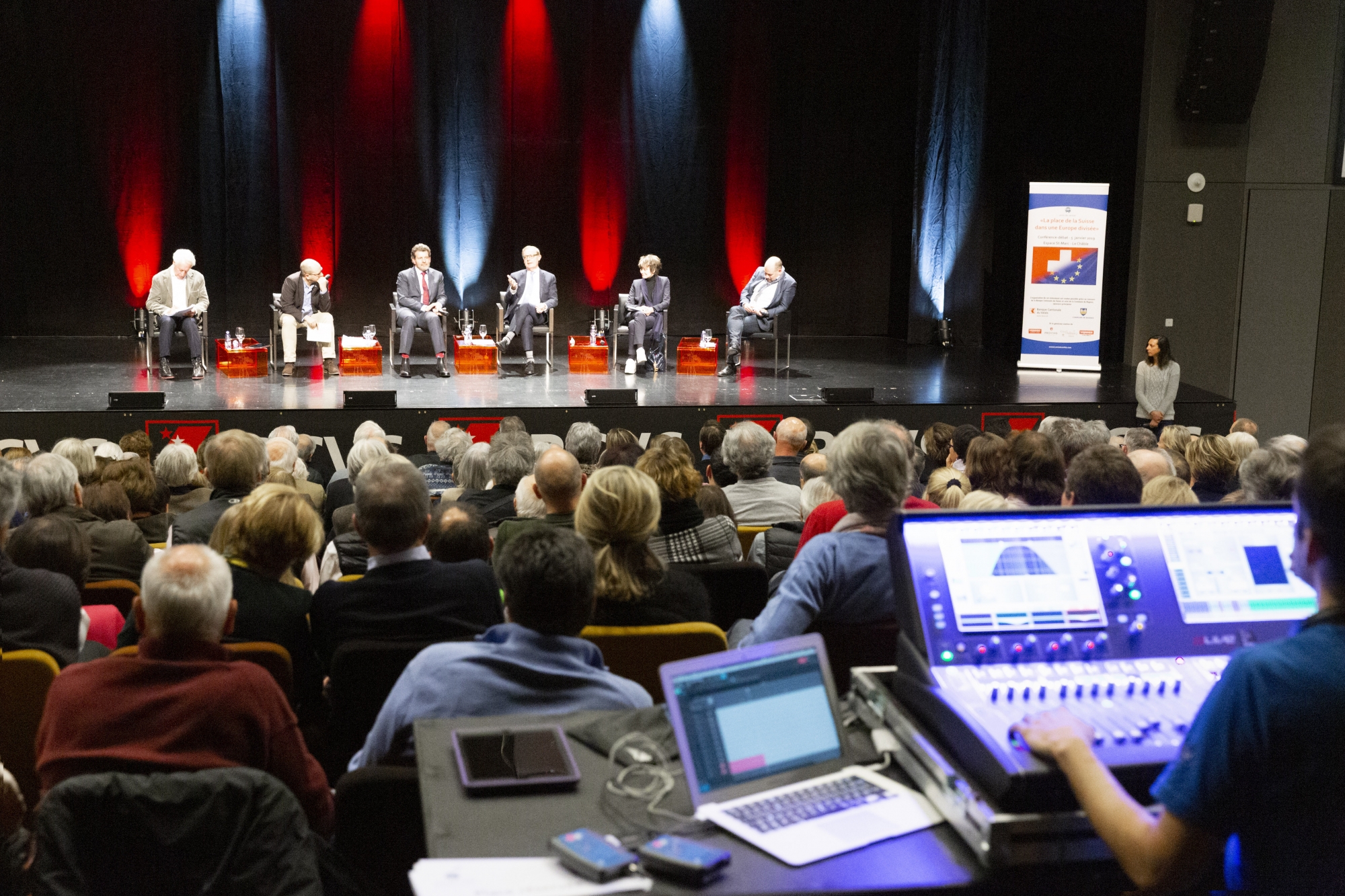 Ce samedi soir au Châble, La conférence sur la place de la Suisse dans une Europe divisée a attiré plus de 420 personnes dans une salle presque comble.