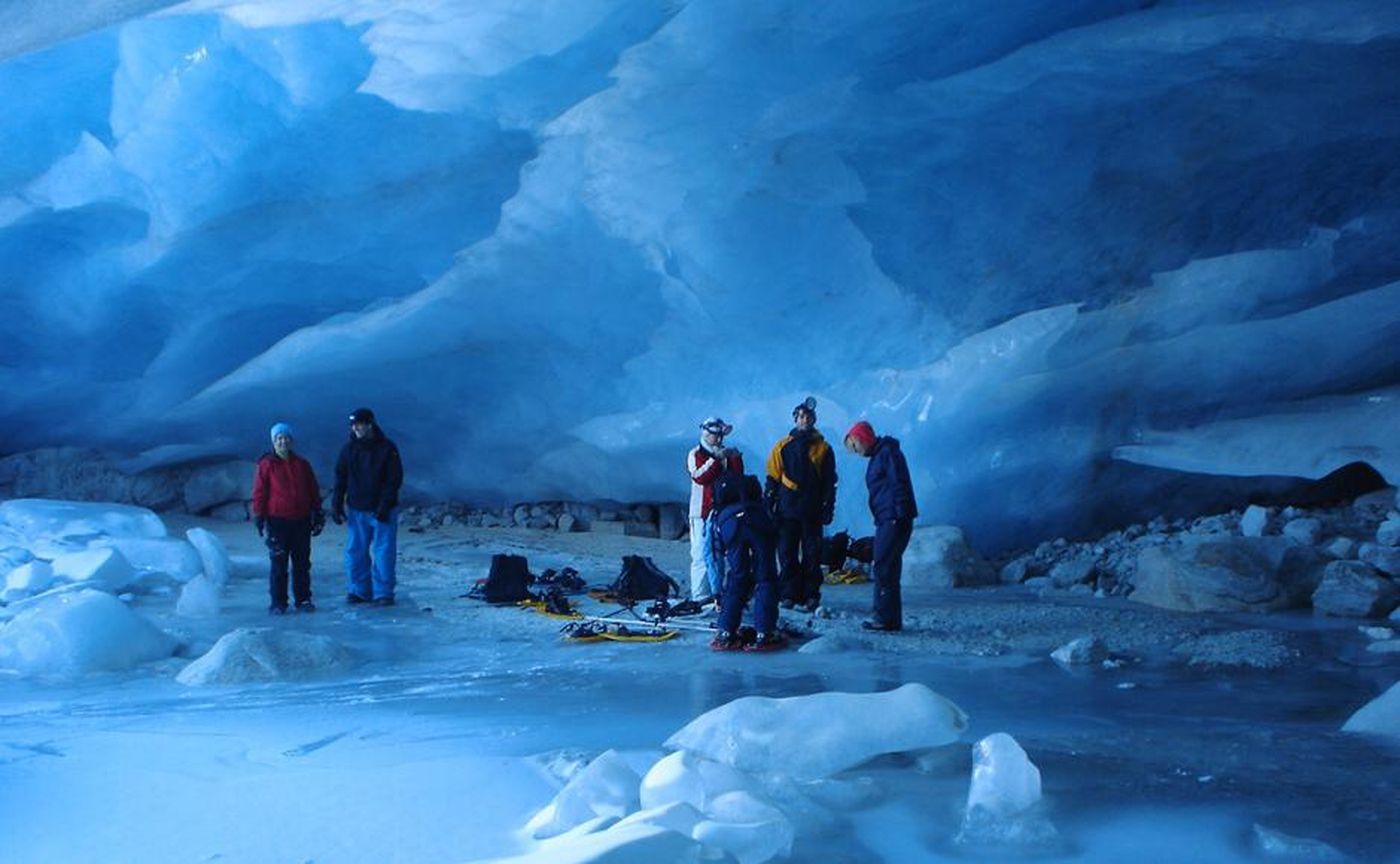 Un univers magique à découvrir à l'intérieur du glacier de Zinal lors de visites en compagnie d'un guide.