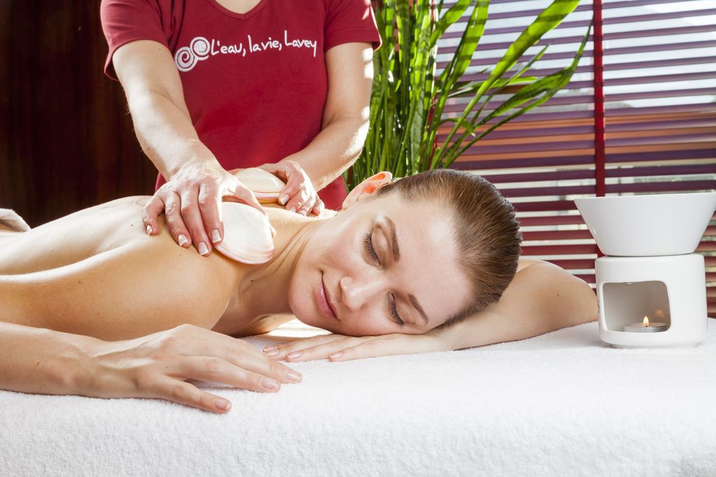 Aux Bains de Lavey, un massage aux coquillages est proposé dans l'espace wellness.